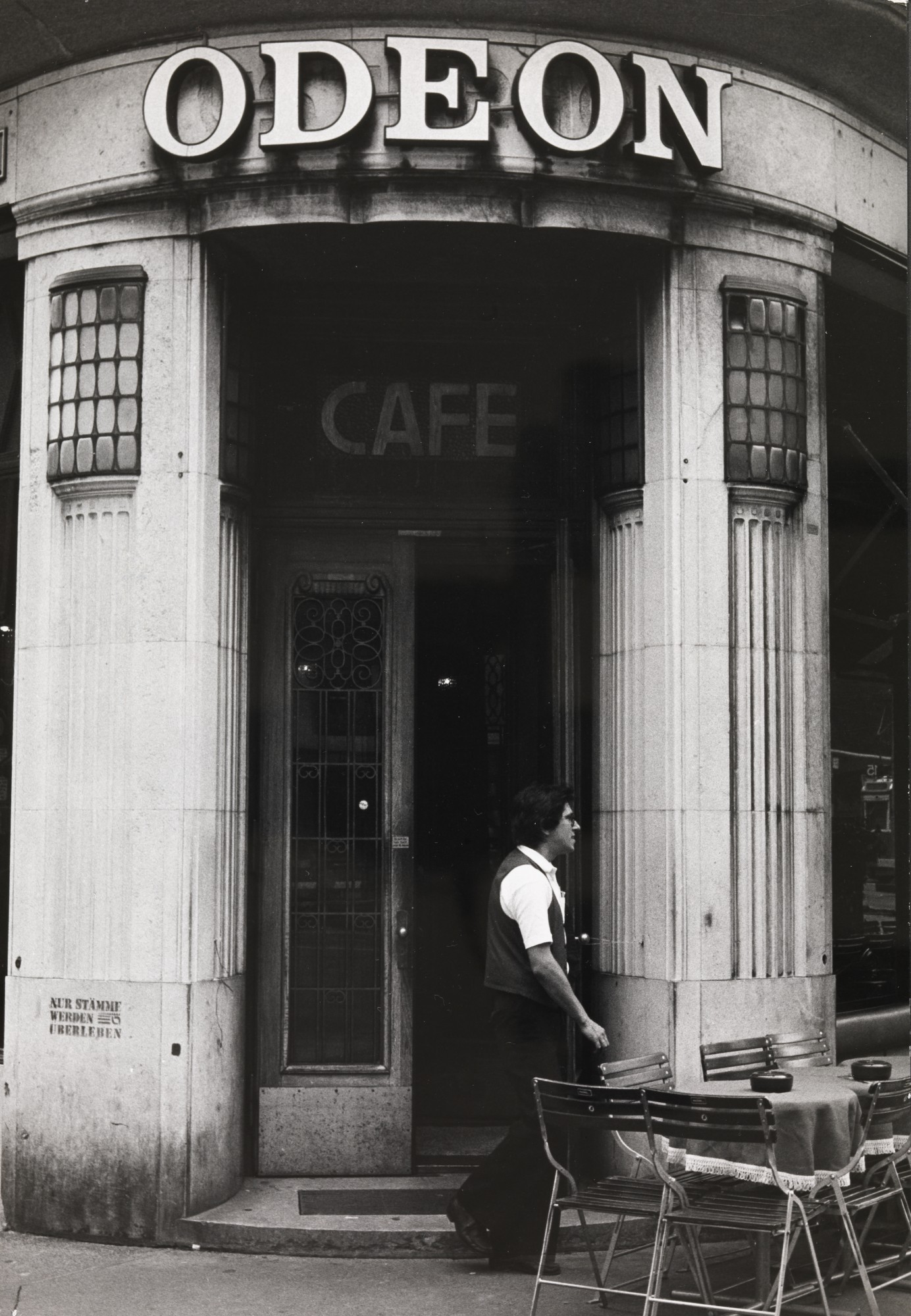 Eingang des Café Odeon