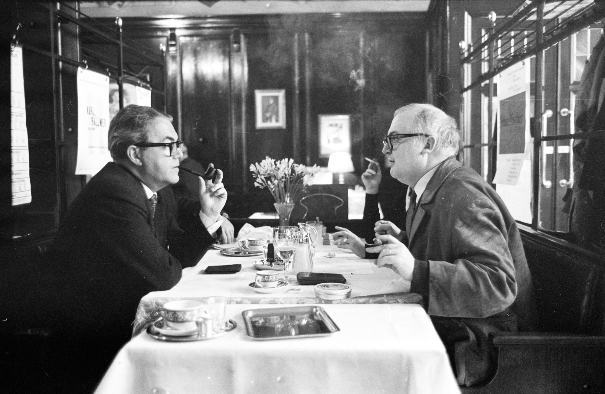 Max Frisch und Friedrich Dürrenmatt im Restaurant Kronenhalle.