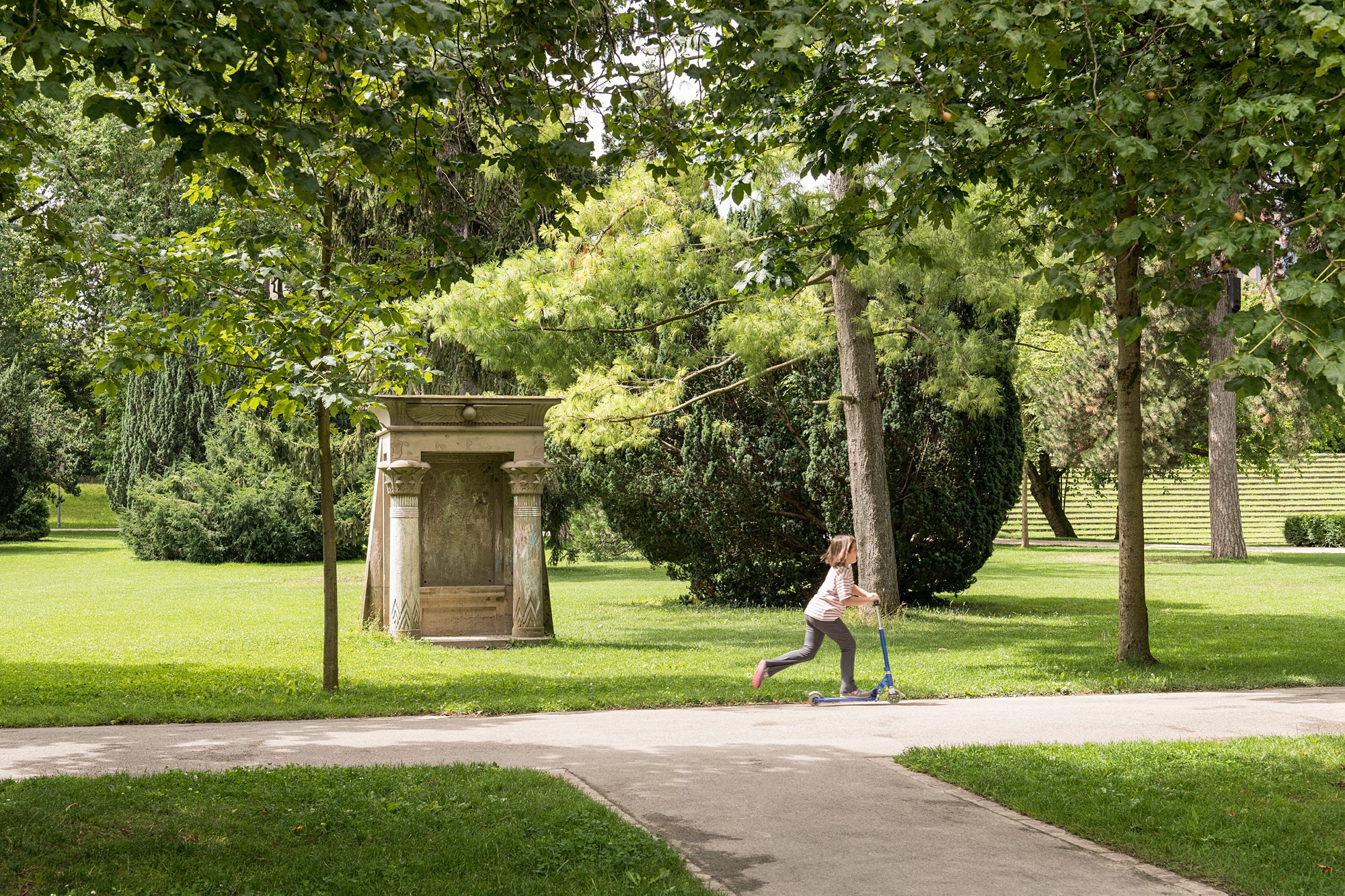 Stimmungsbild mit Friedhofsmonument im Kannenfeldpark, Basel.