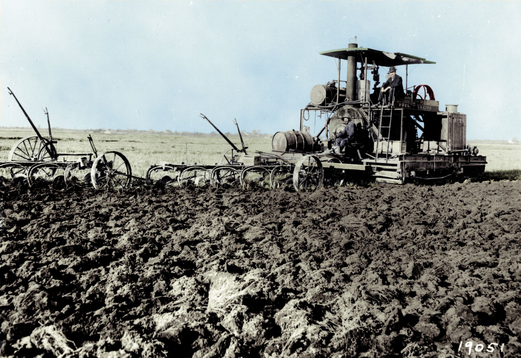 Traktor mit Dampfmaschine und Kettenantrieb um 1905.