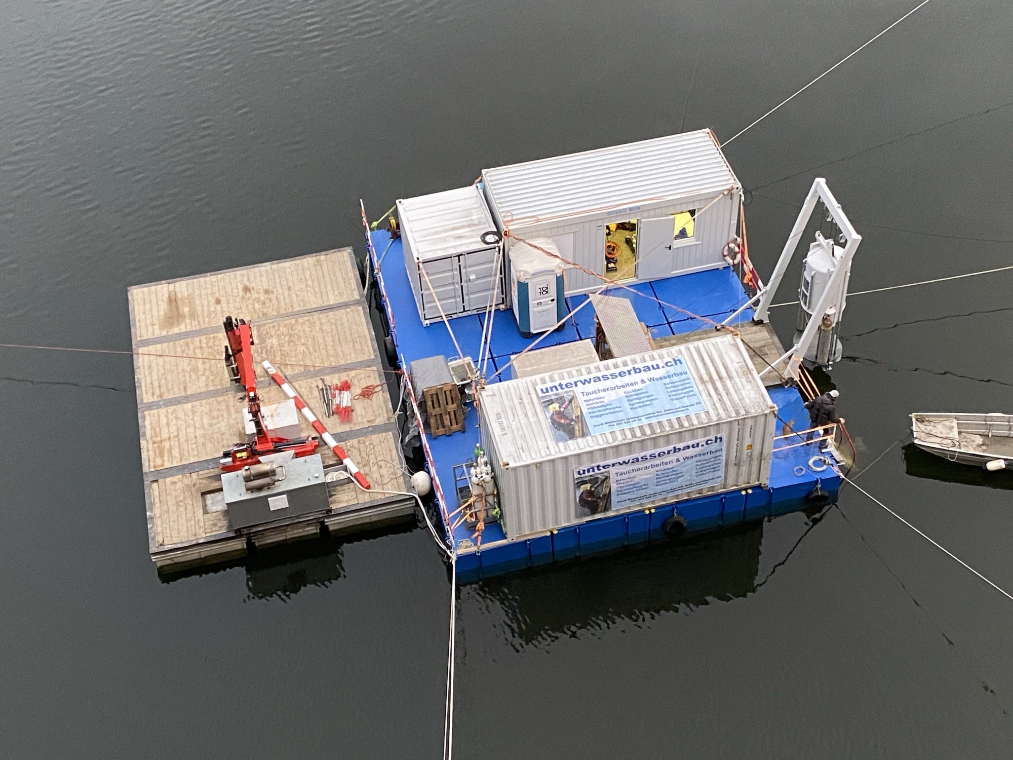 Hilfsfloss Taucharbeiten im offenen Wasser