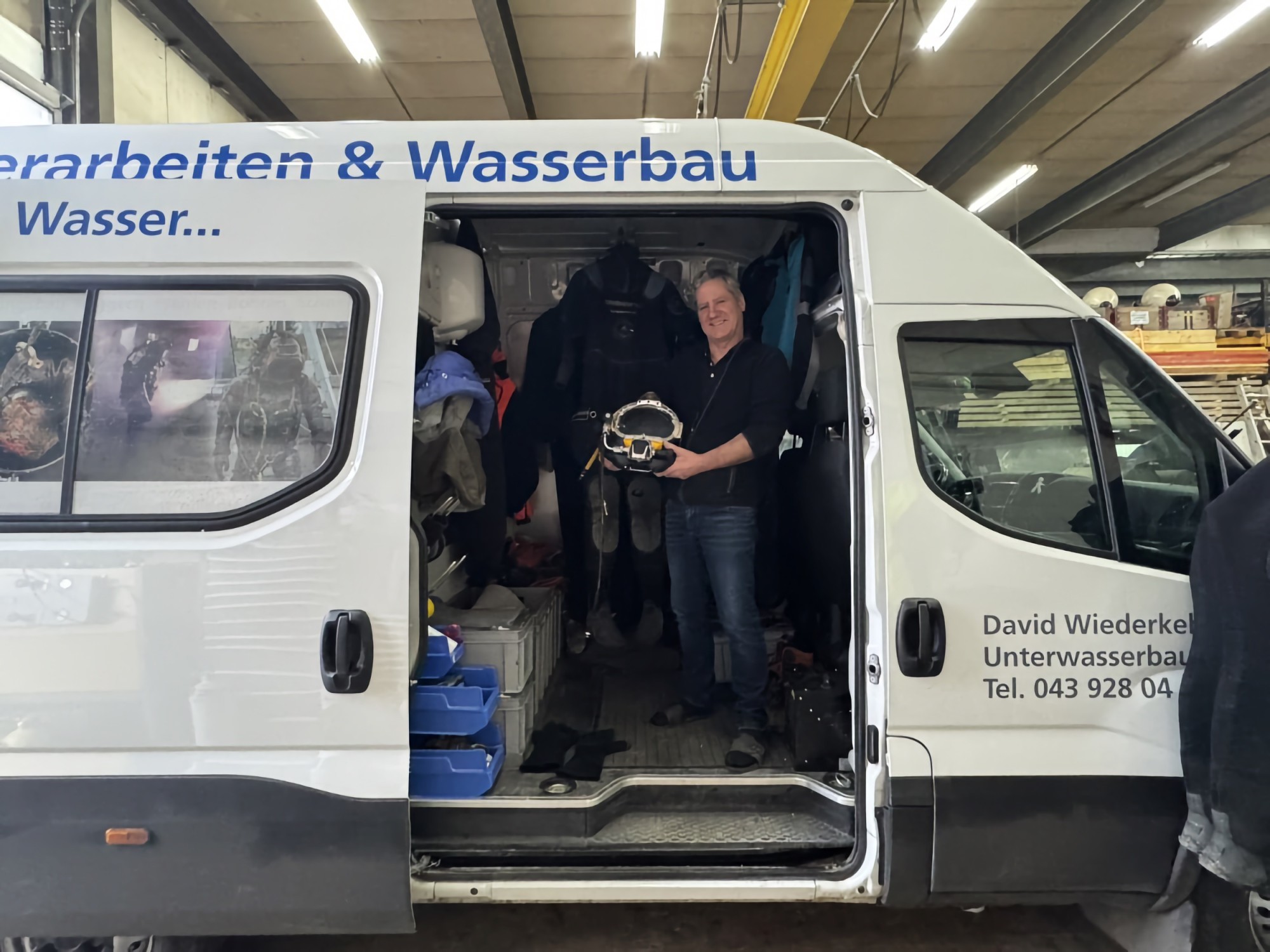 Bautaucher mit Einsatzbus