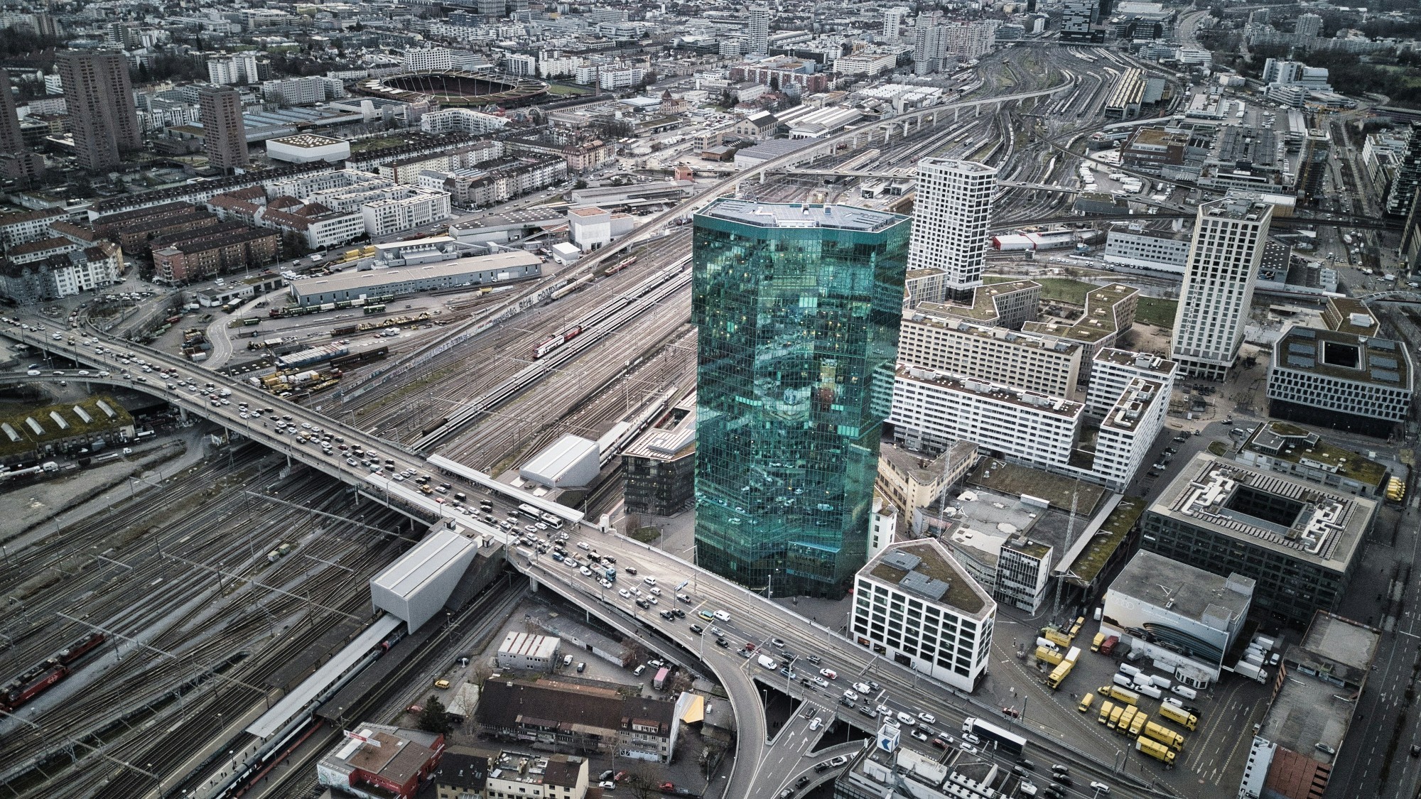 Blick auf die Hardbrücke, die sich über das Gleisfeld hinter dem Hauptbahnhof Zürich spannt.)
