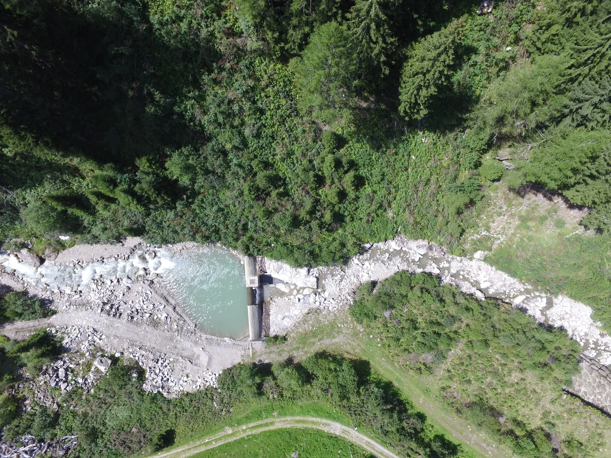 Wasserkraftwerk an der Blinne im Kanton Wallis aus der Vogeperspektive.