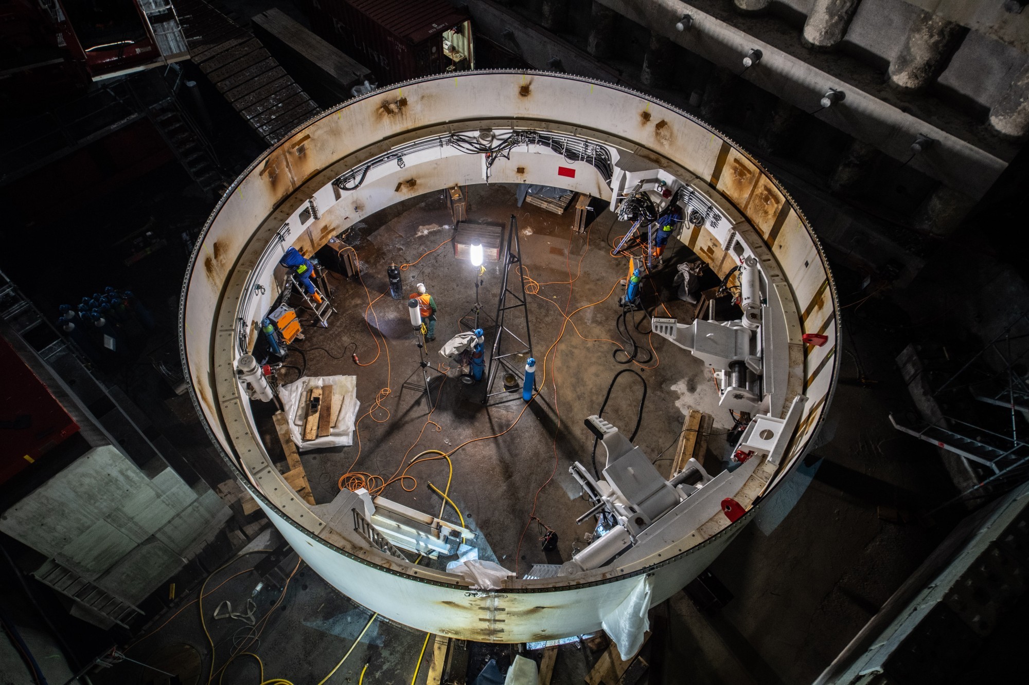 Montage der Tunnelbohrmaschine in Airolo im September 2024.