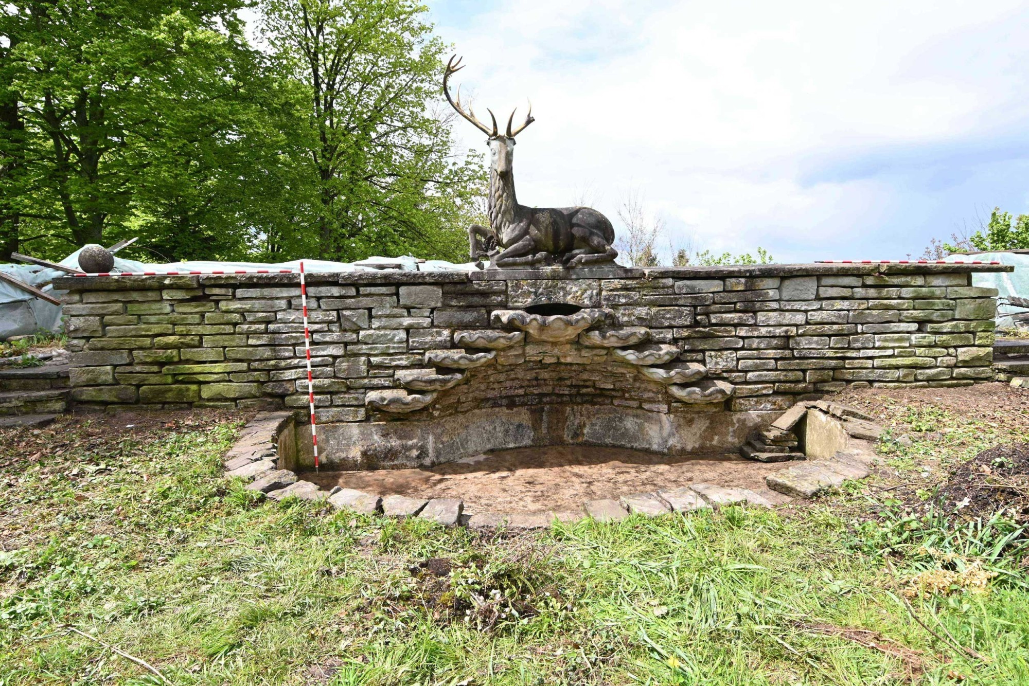 Hirsch und Brunnen Ruine Sandegg