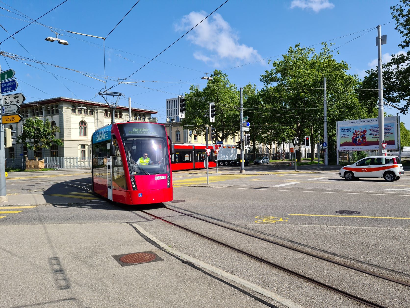 Tram blockiert Kreuzung auf Guisanplatz in Bern