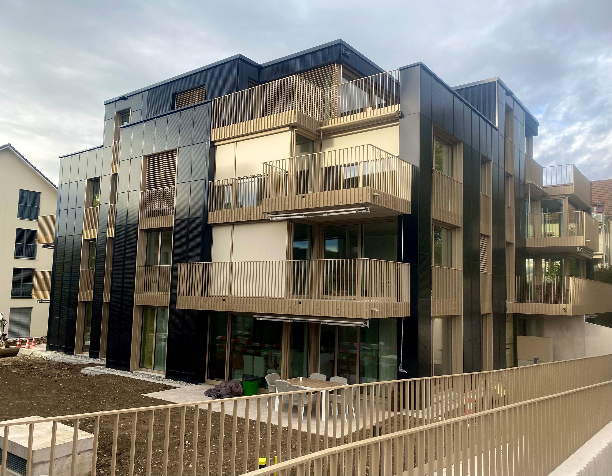 Überbauung Bassersdorf, Methanol. PV-Fassade