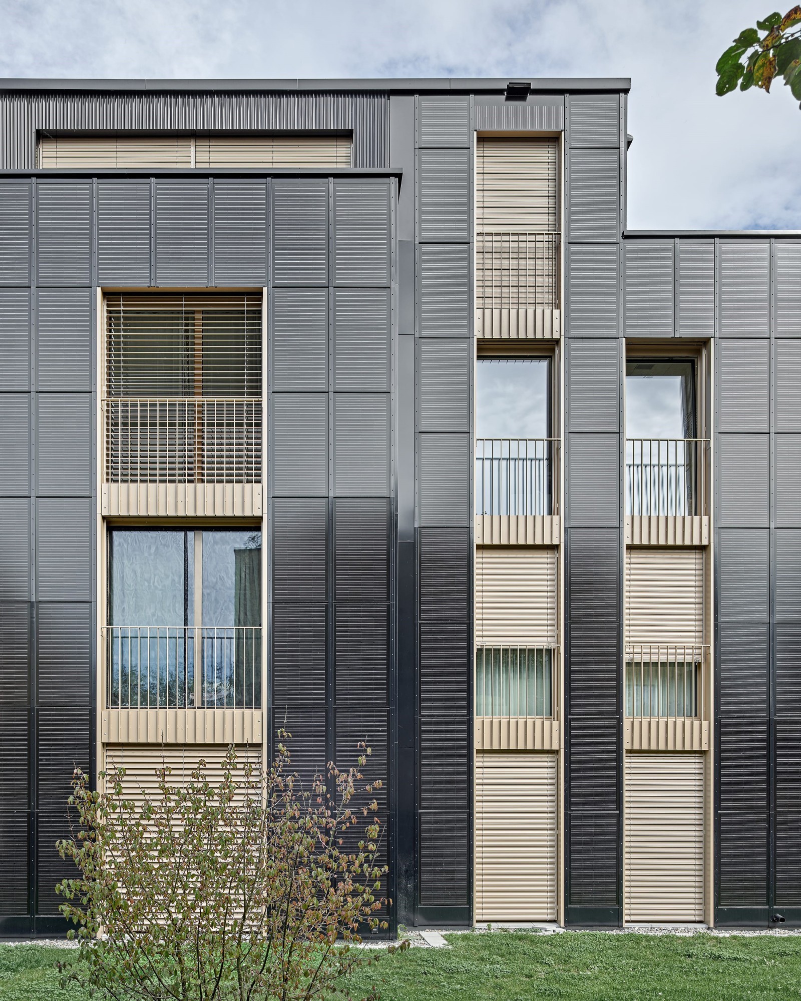 Überbauung Bassersdorf, Methanol. PV-Fassade
