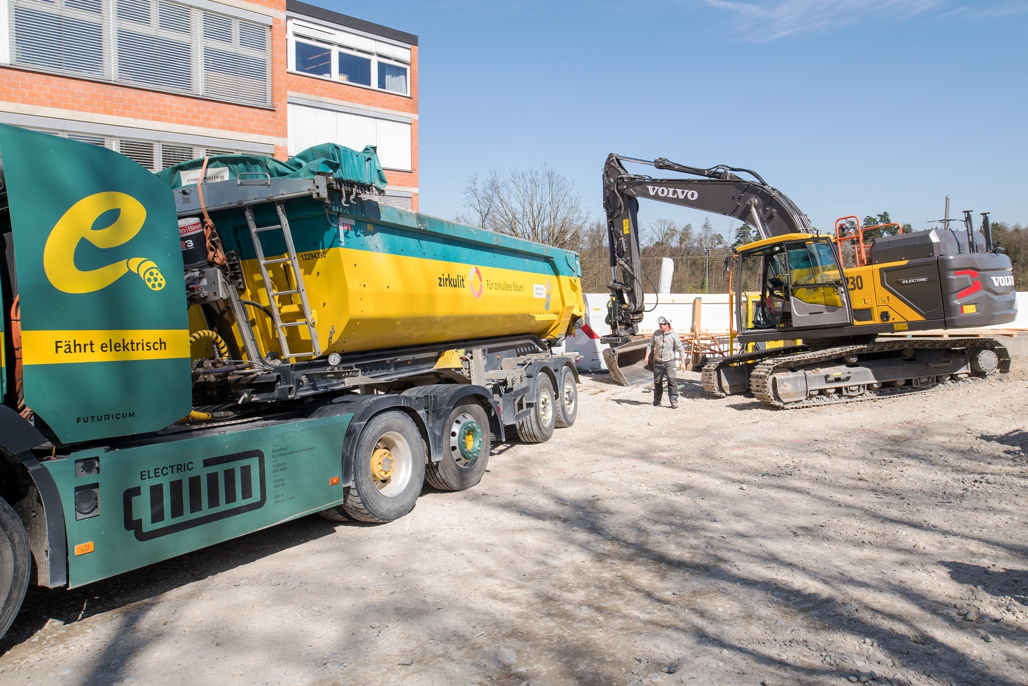 E-Baustelle SH Riedenhalden - Anlieferung Baumaterial mit E-Lastwagen