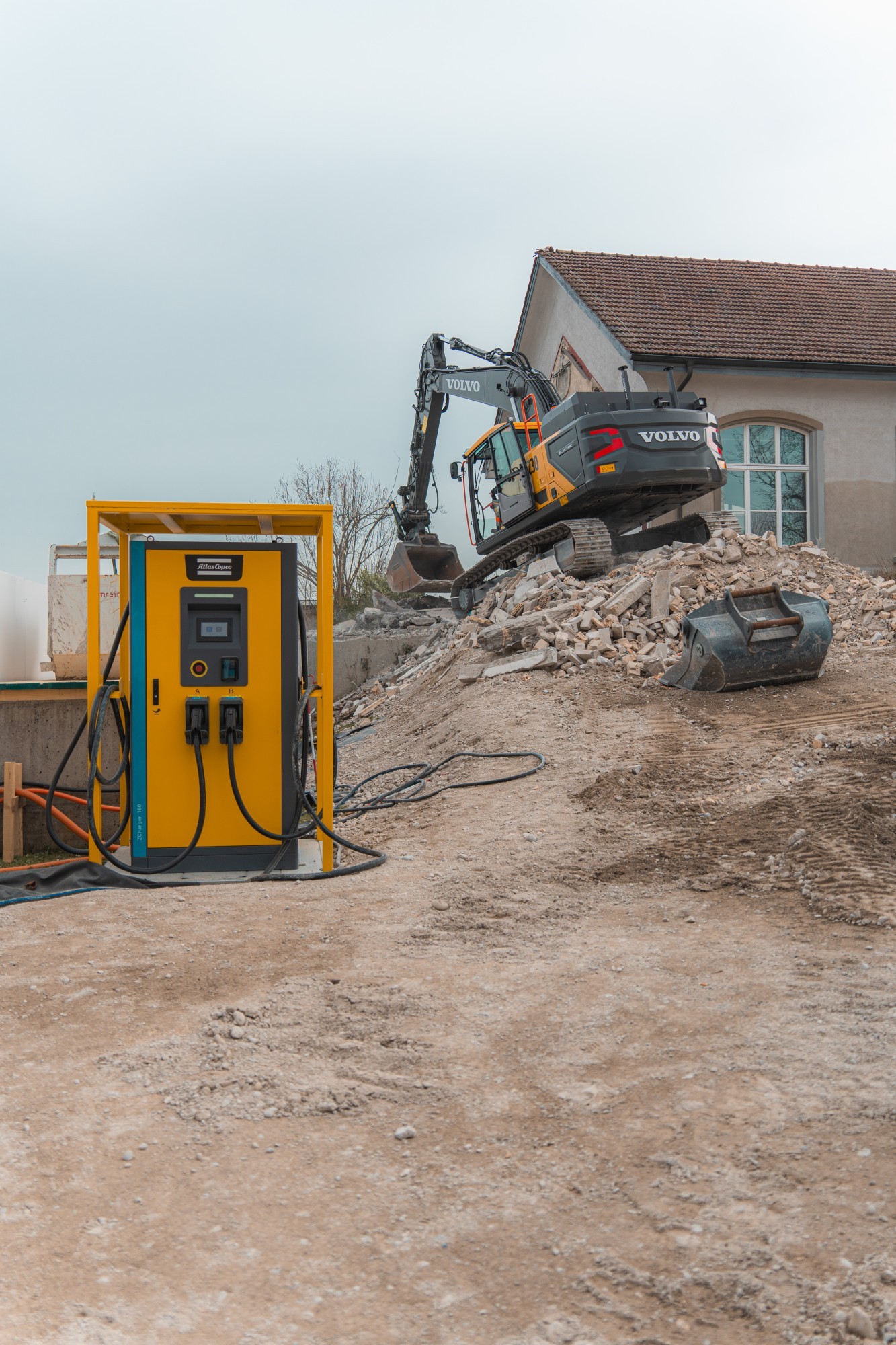 E-Baustelle SH Riedenhalden - E-Bagger im Einsatz
