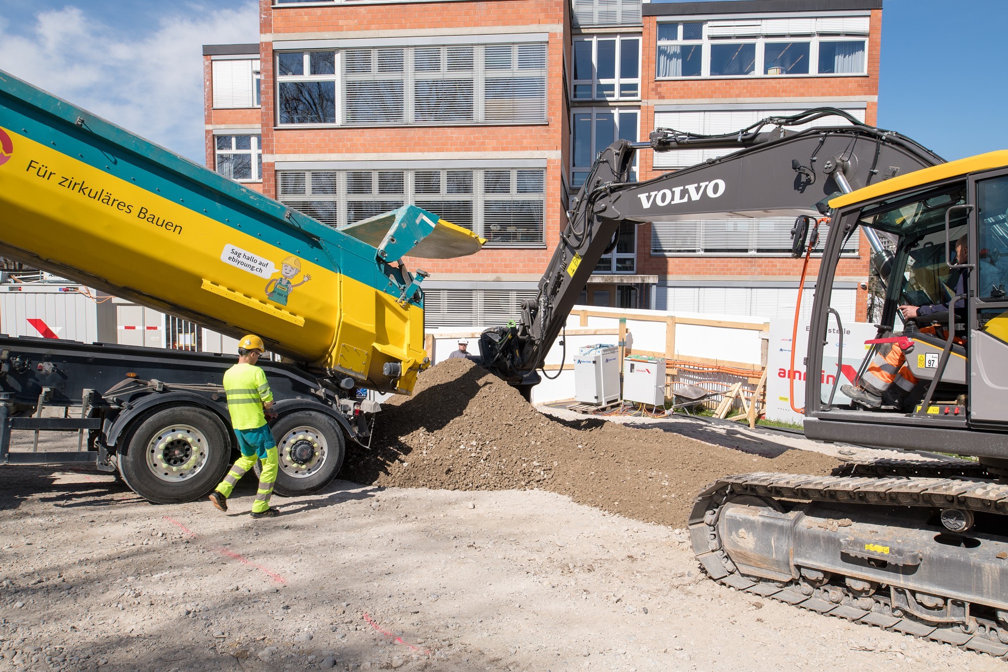 E-Baustelle SH Riedenhalden - E-Lastwagen und E-Bagger im Einsatz