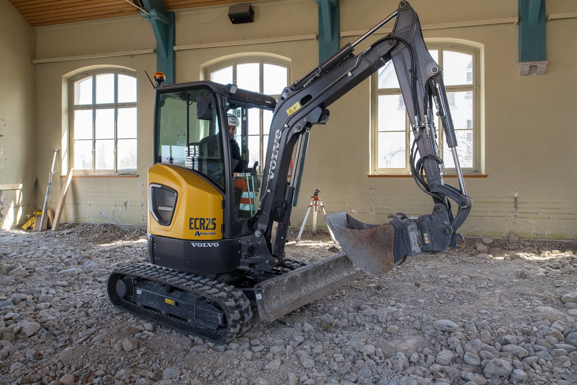 E-Baustelle-SH-Riedhalden - Kleiner E-Bagger im Einsatz