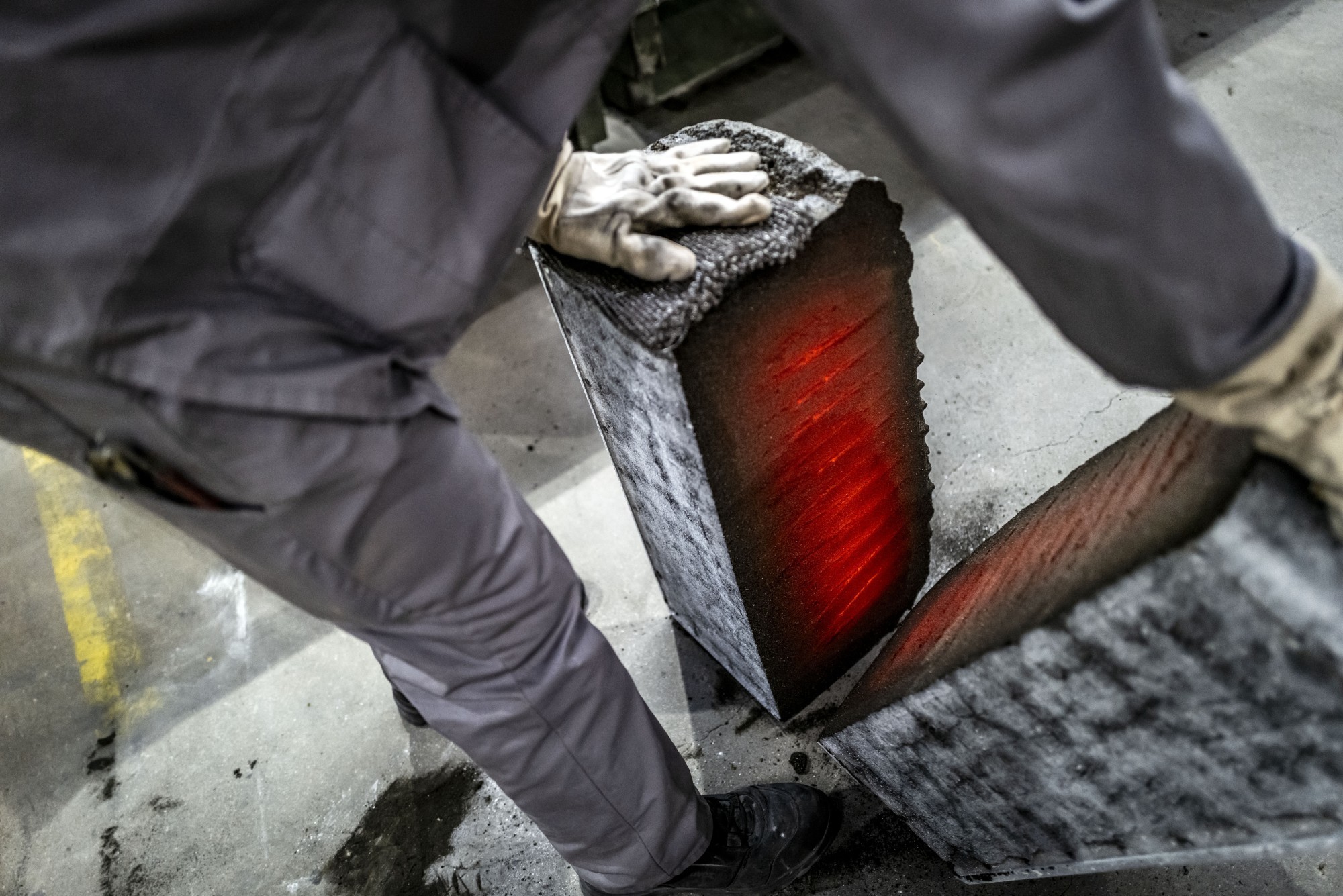 Schaumglas-Masse in einem Metallkasten
