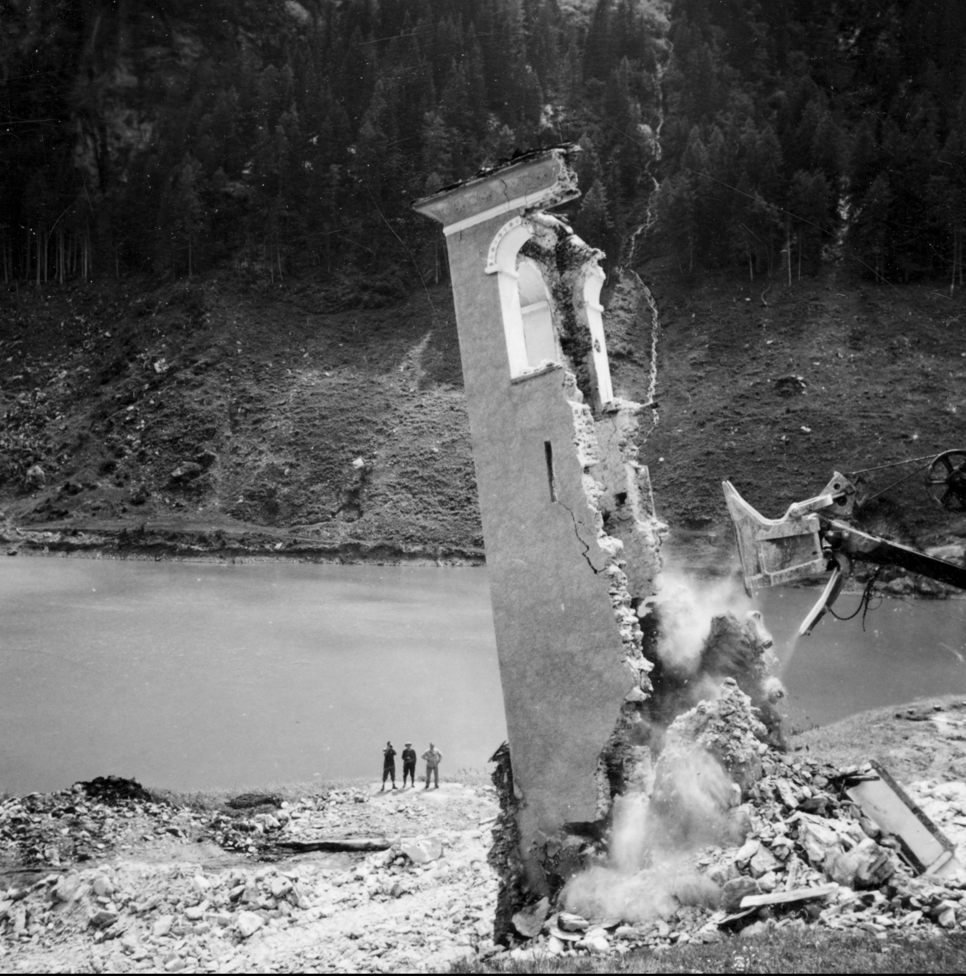 Abbruch des Kirchturms von Marmorera im Jahr 1954
