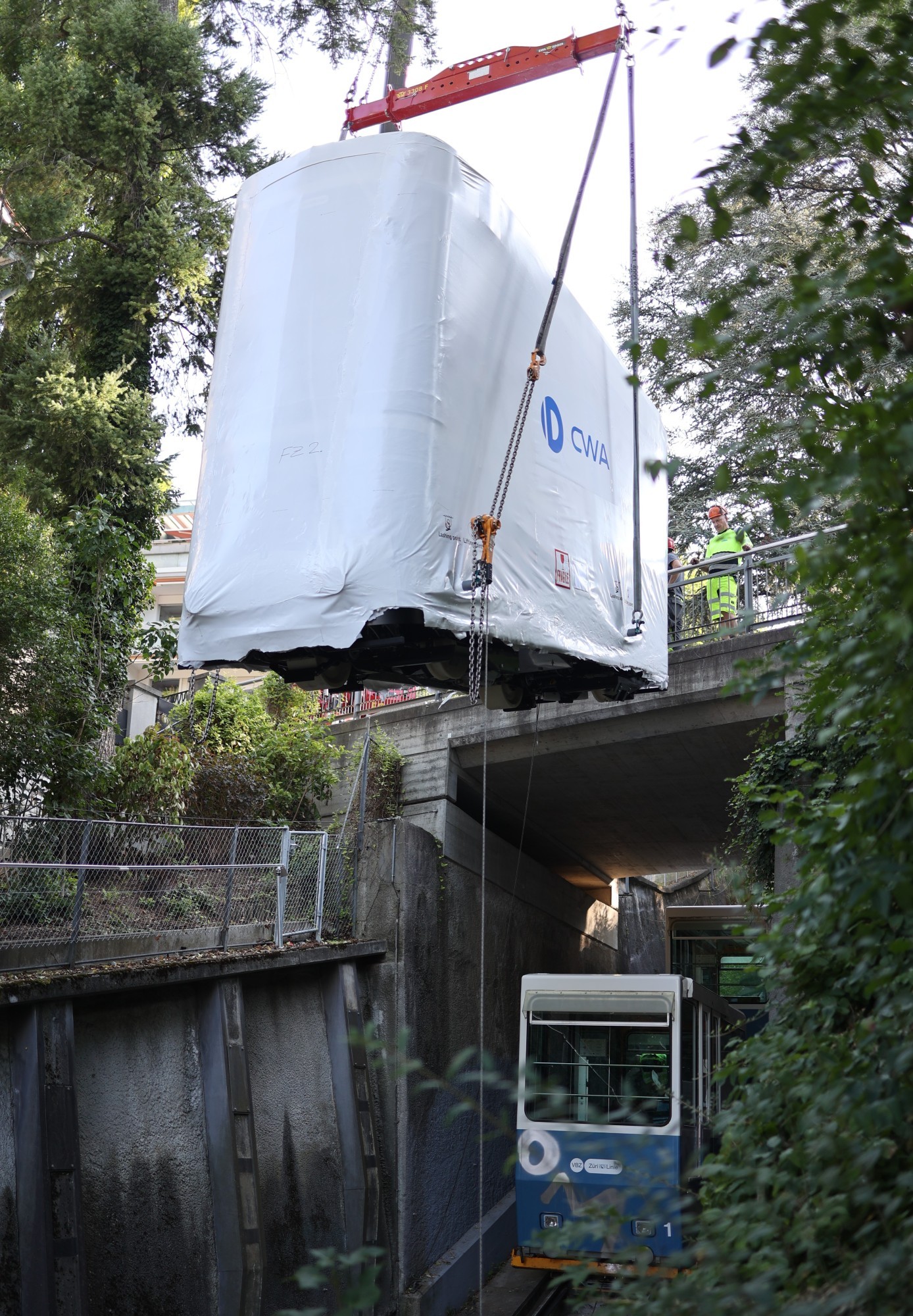Altes und neue Kabine der Seilbahn Rigiblick in Zürich