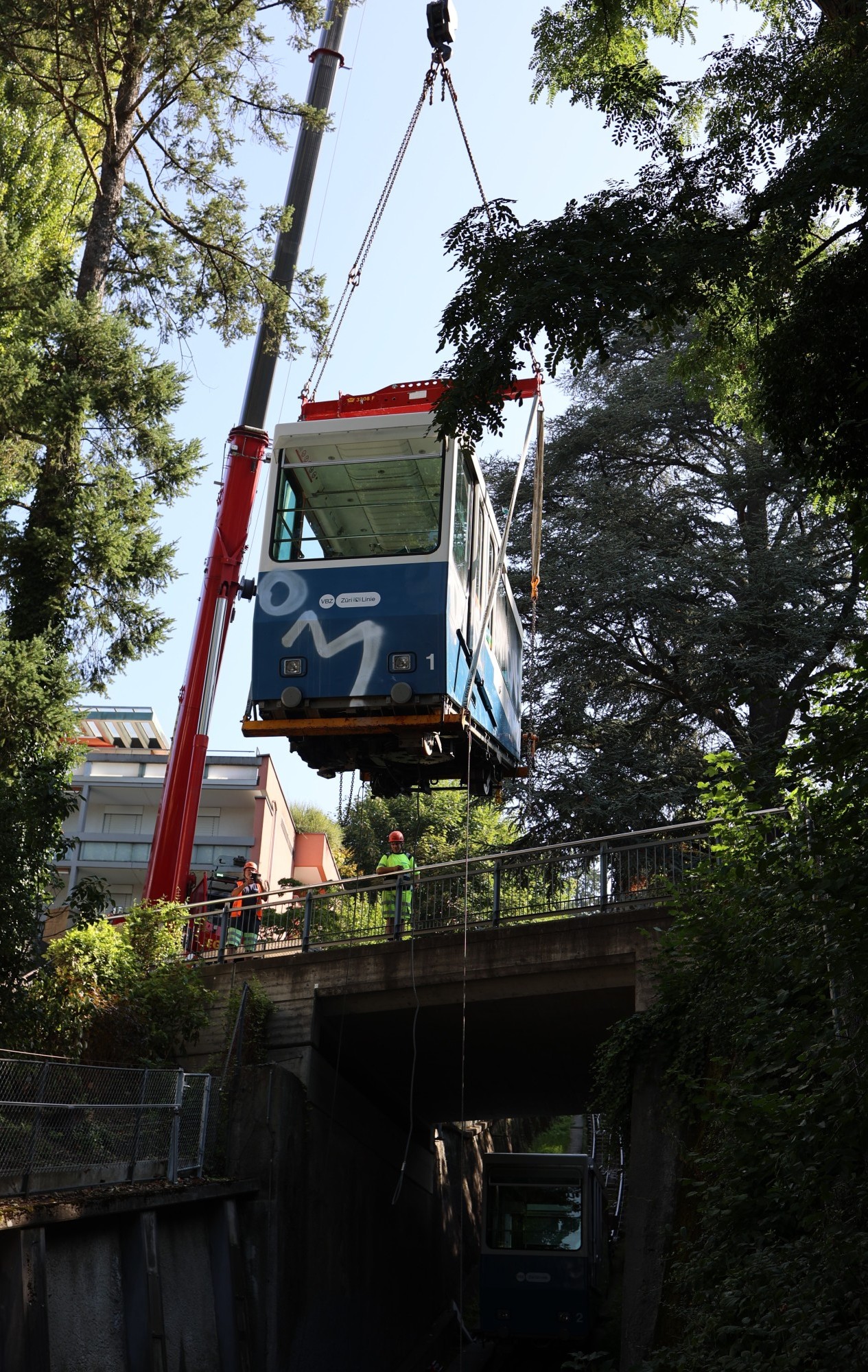 Demontage der alten Fahrzeuge der Seilbahn Rigiblick in Zürich