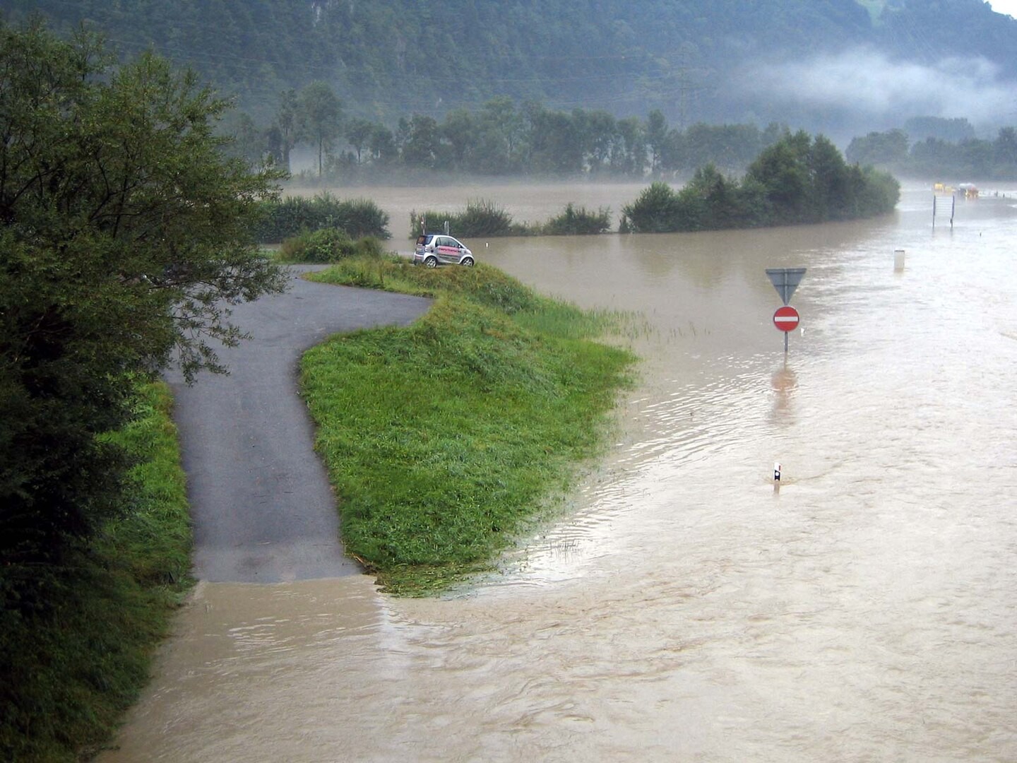 Überflutete Autobahnausfahrt der A8 bei Brienz, am 27. August 2005