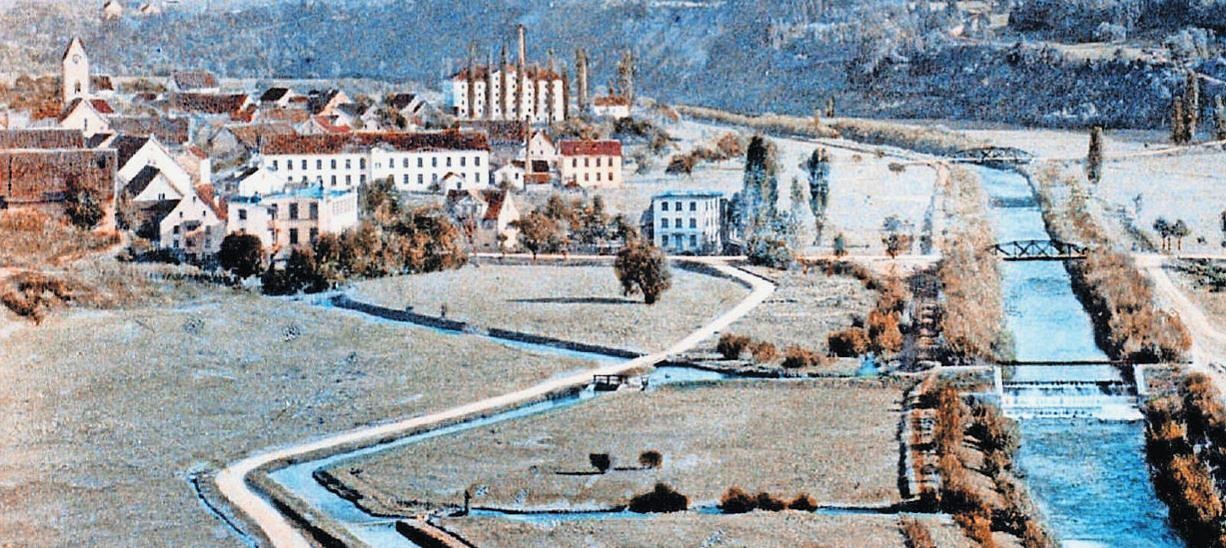 Eine Abbildung von 1900 zeigt Glattfelden mit der Spinnerei im Hintergrund und der komplexen Kanalanlage