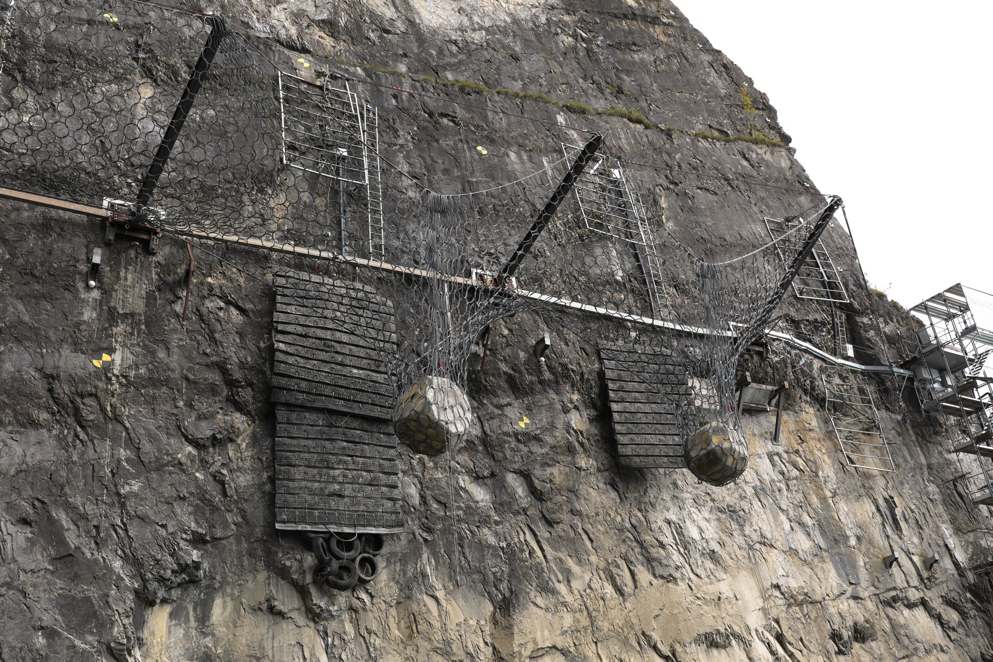 Testanlage für neuartigen Belastungstest für Steinschlag-Barriere in Walenstadt