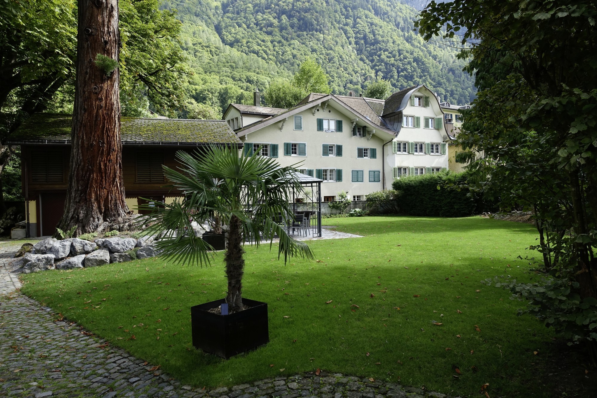 Parkartige Grünanlage im Zentrum von Ennenda im Kanton Glarus