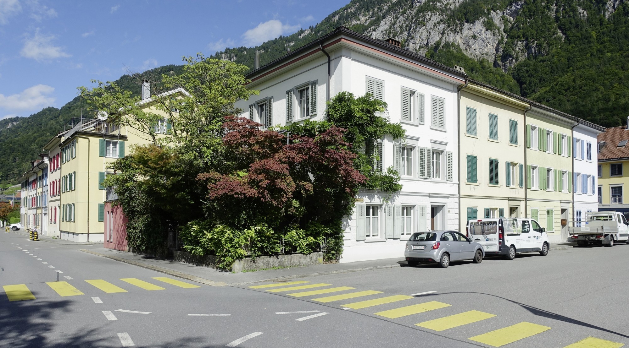 Der Strassenzug Neubauquartier im Zentrum von Ennenda im Kanton Glarus