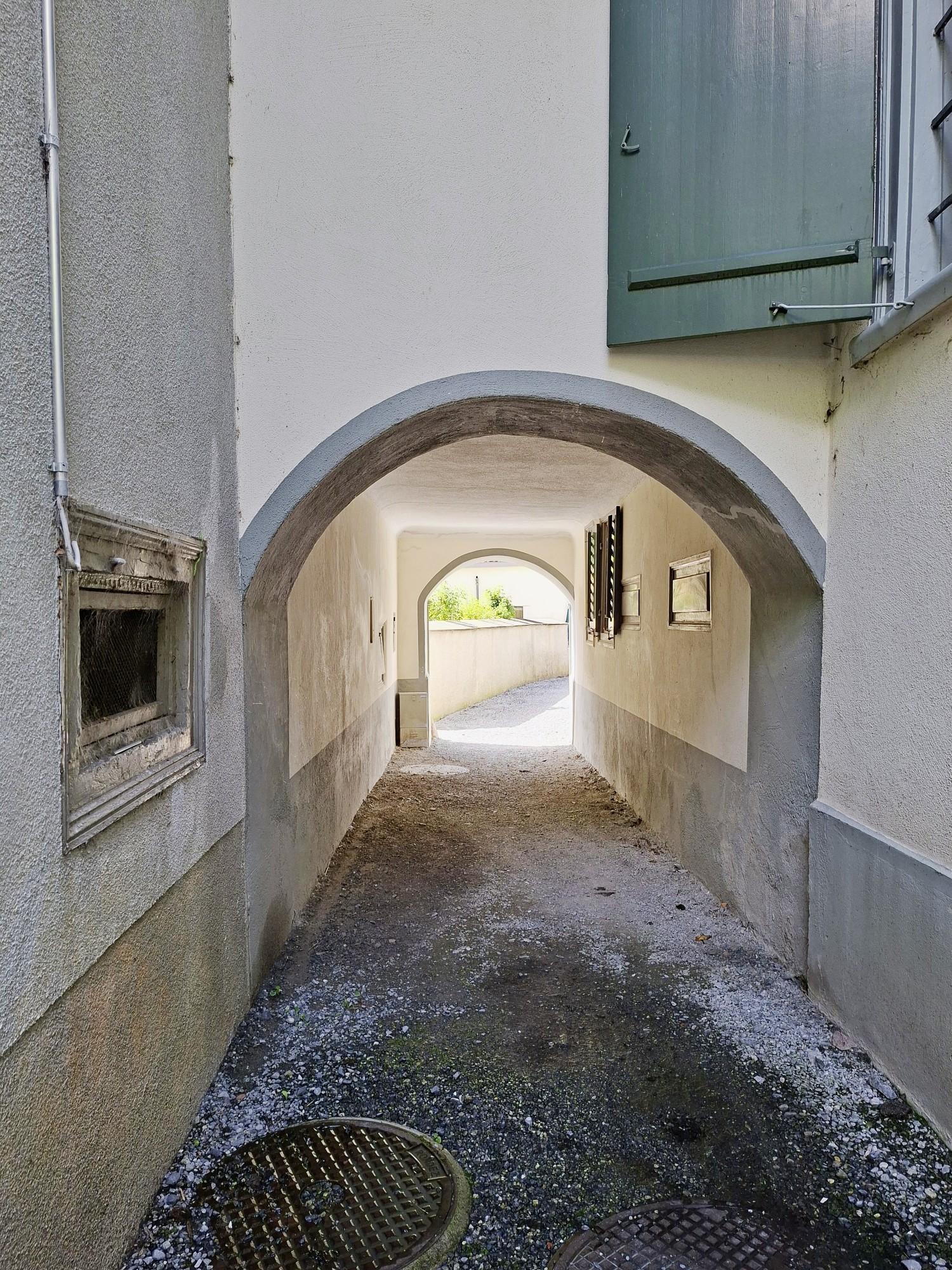 Enge Durchwegung im Dorf Ennenda im Kanton Glarus