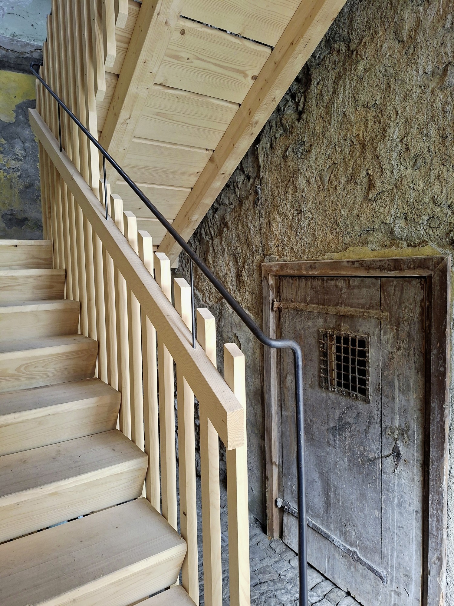 Neue Treppe in der alten Mühle im Zentrum von Ennenda im Kanton Glarus.