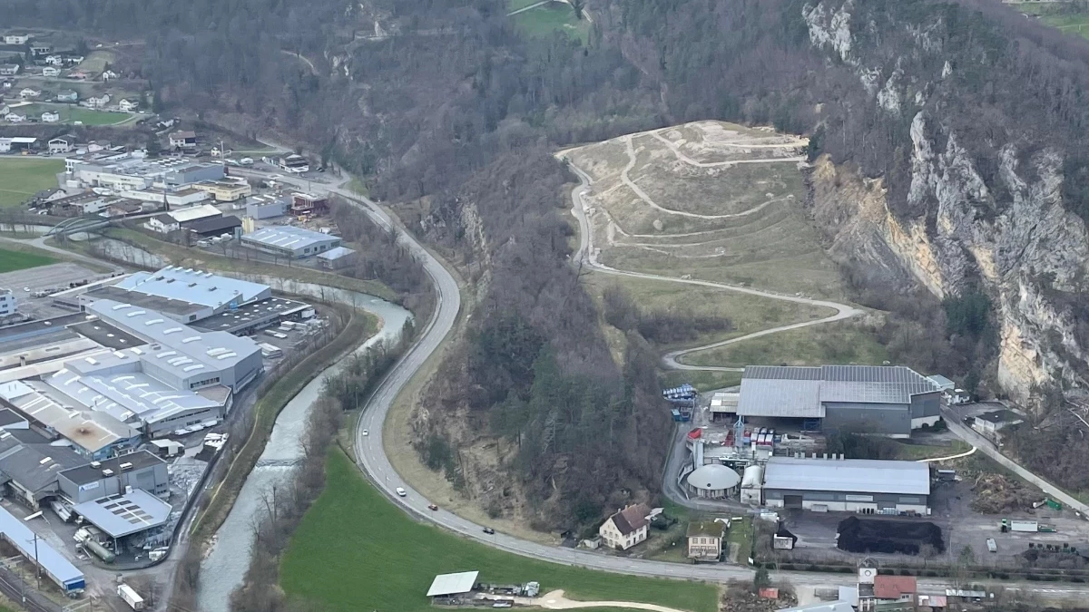 Blick auf die ehemalige Kehrichtdeponie «Hinterm Chestel» in Liesberg
