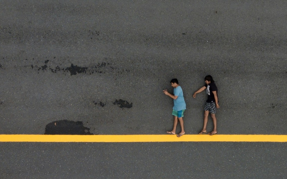 Menschen auf Asphalt. (Symbolbild)