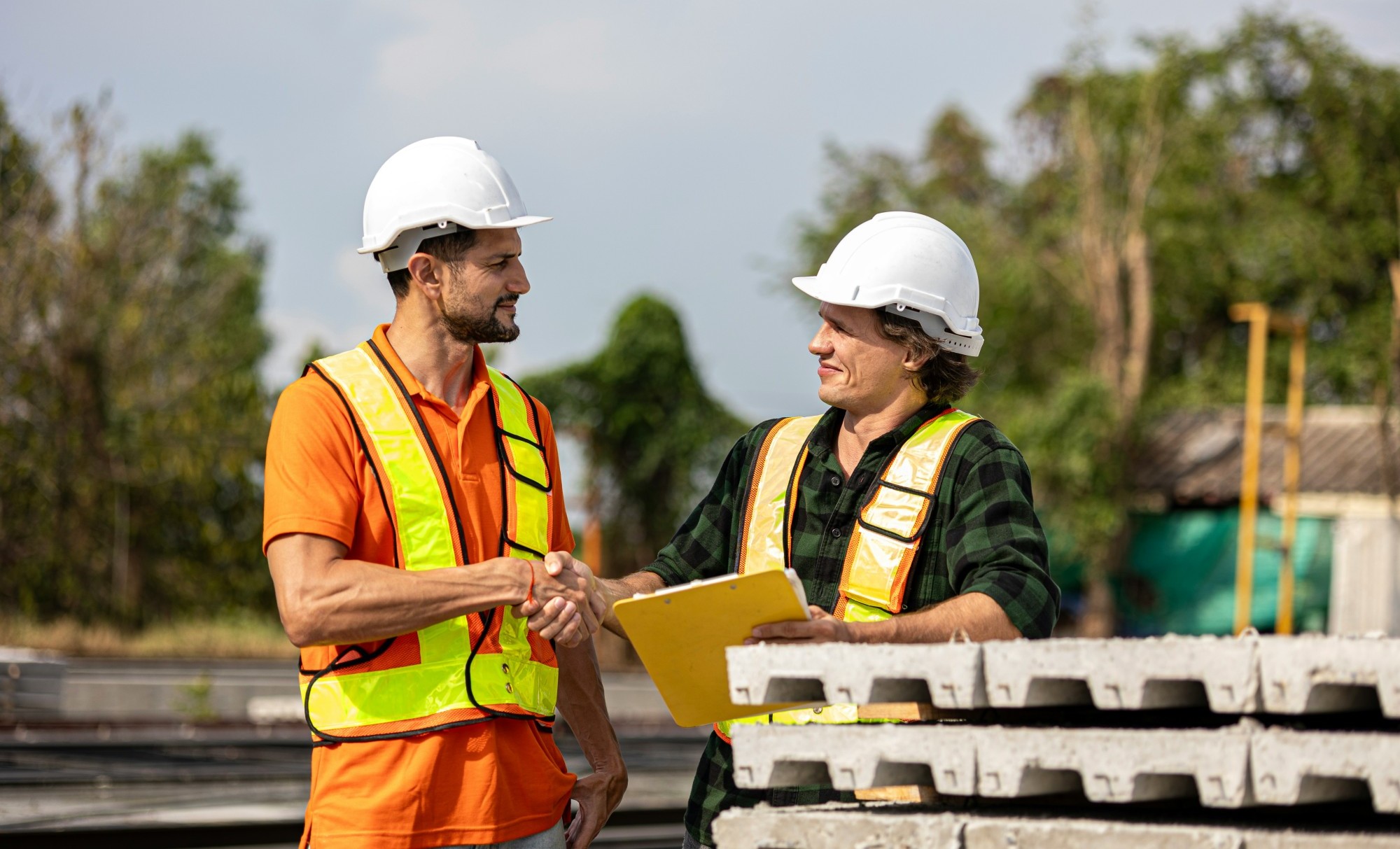 Besprechung mit Plänen auf einer Baustelle