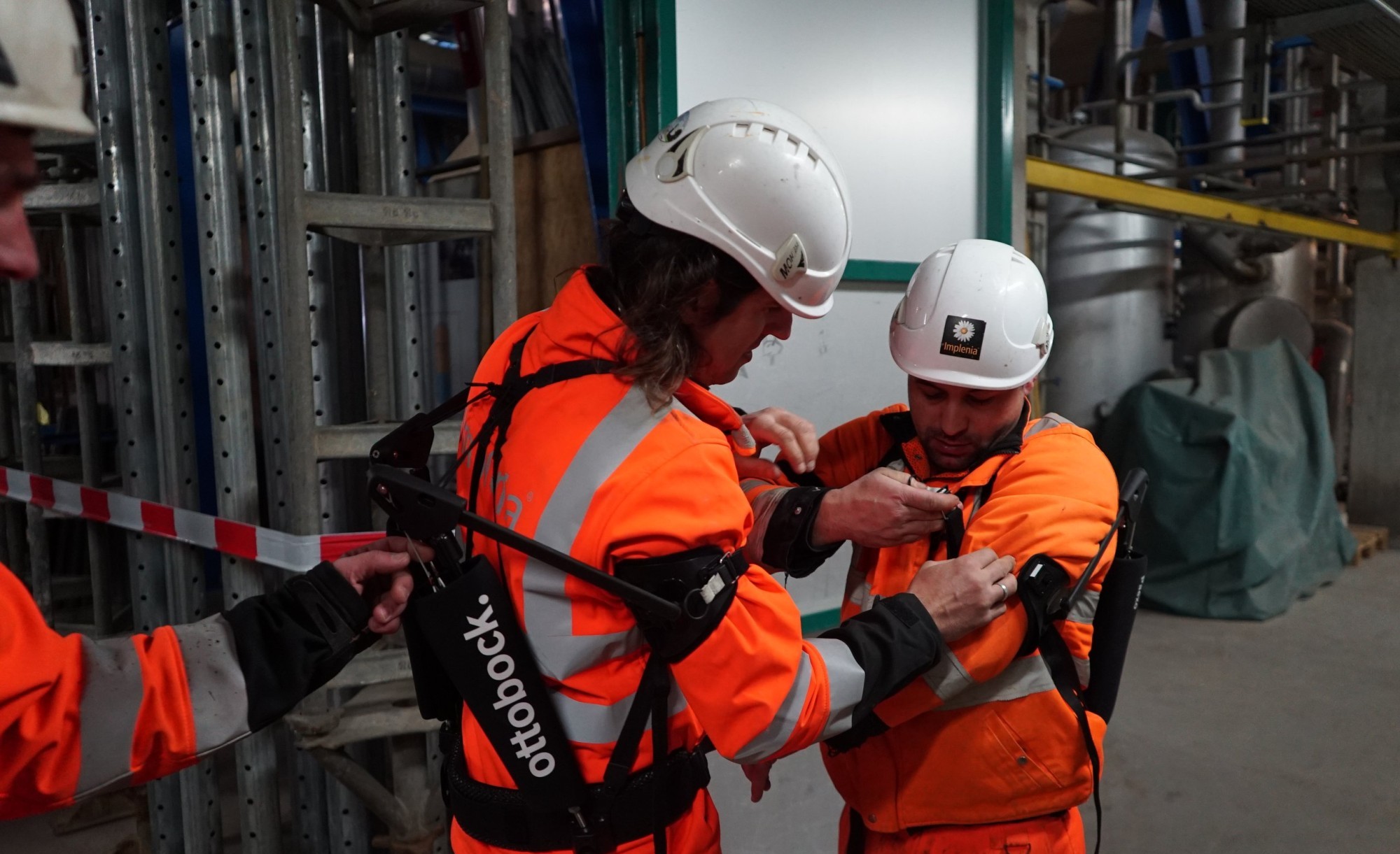 Implenia-Mitarbeiter testen Exoskelette_1