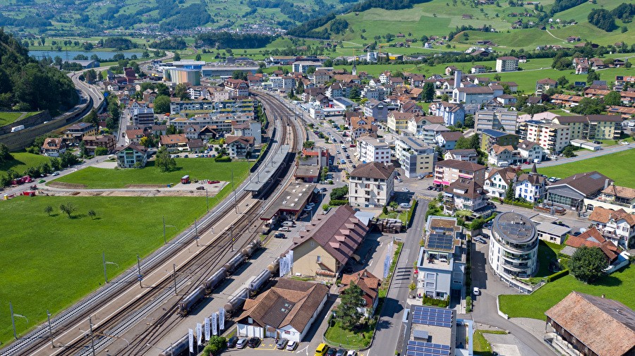 Blick auf den Bahnhof Schwyz