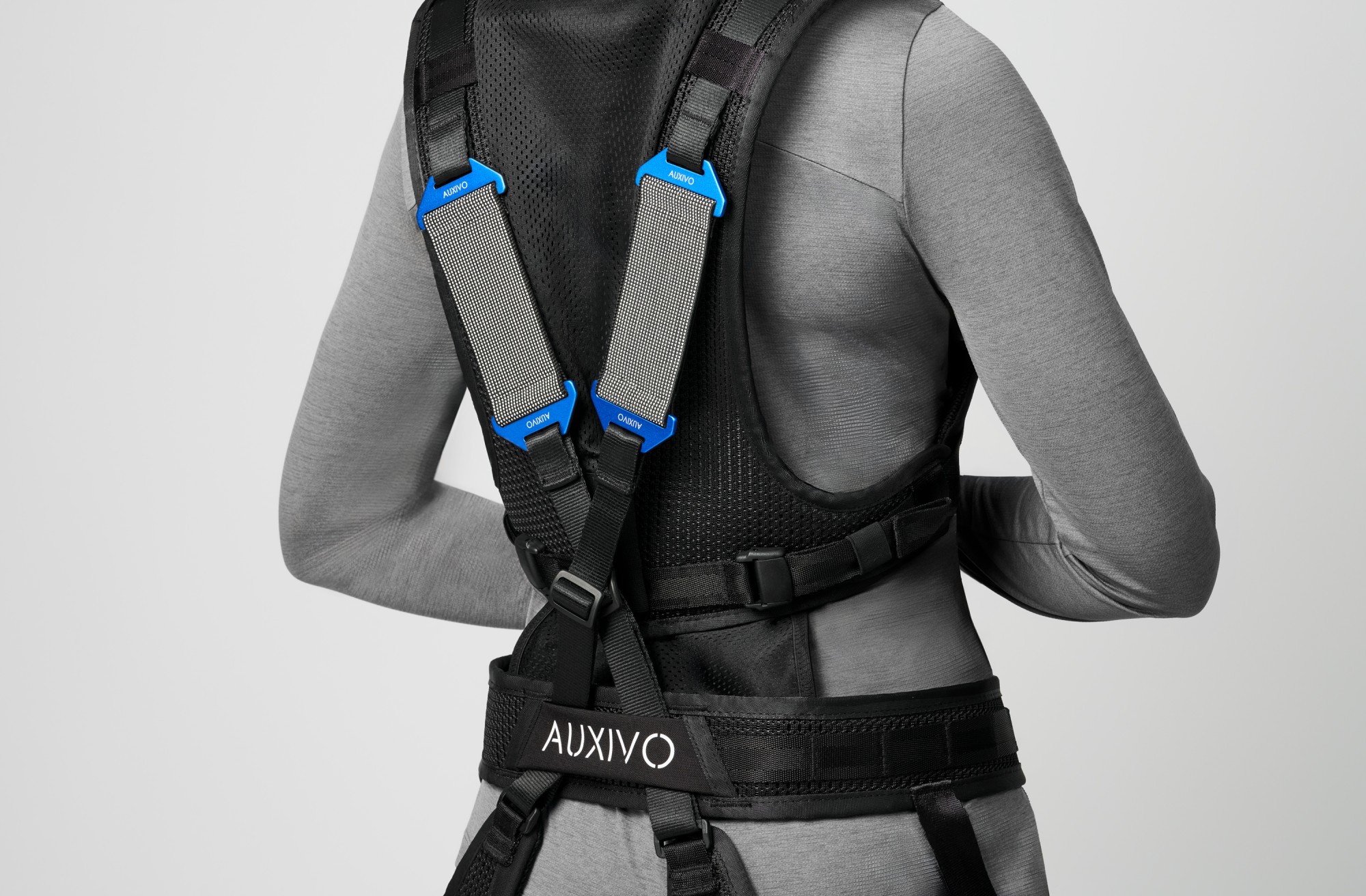 Elastische Bänder sorgen für die Entlastung bei diesem Exoskelett von Auxivo.