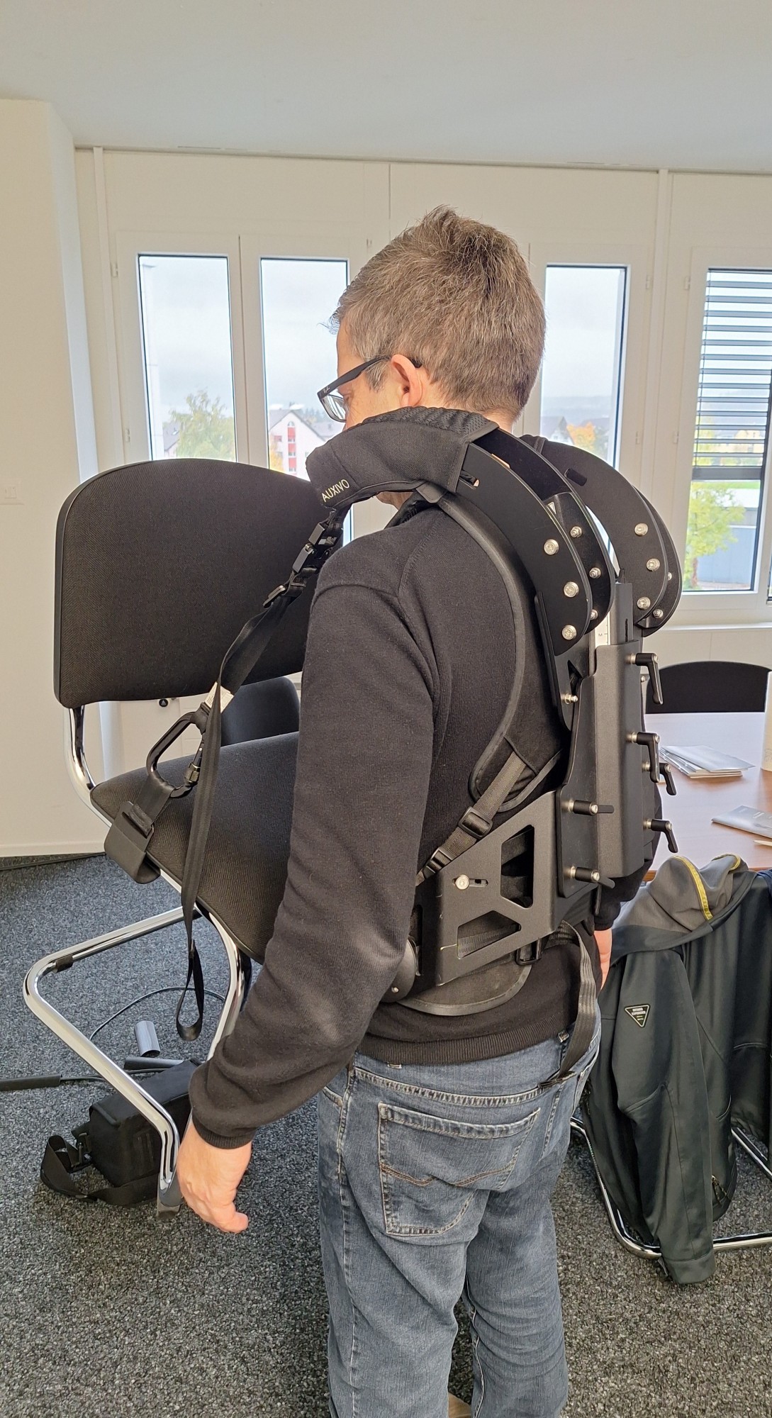 Exoskelett mit Karabiner-Haken: das Modell CarrySuit von Auxivo