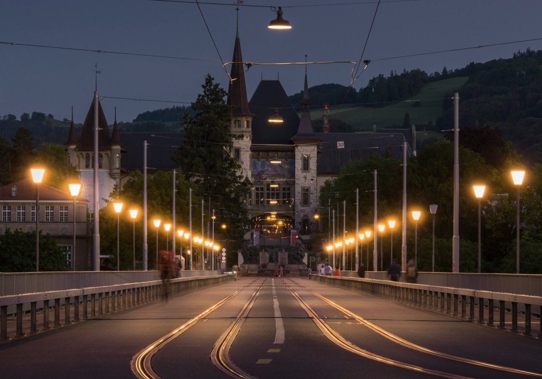 Kornfeldbrücke bei Nacht.