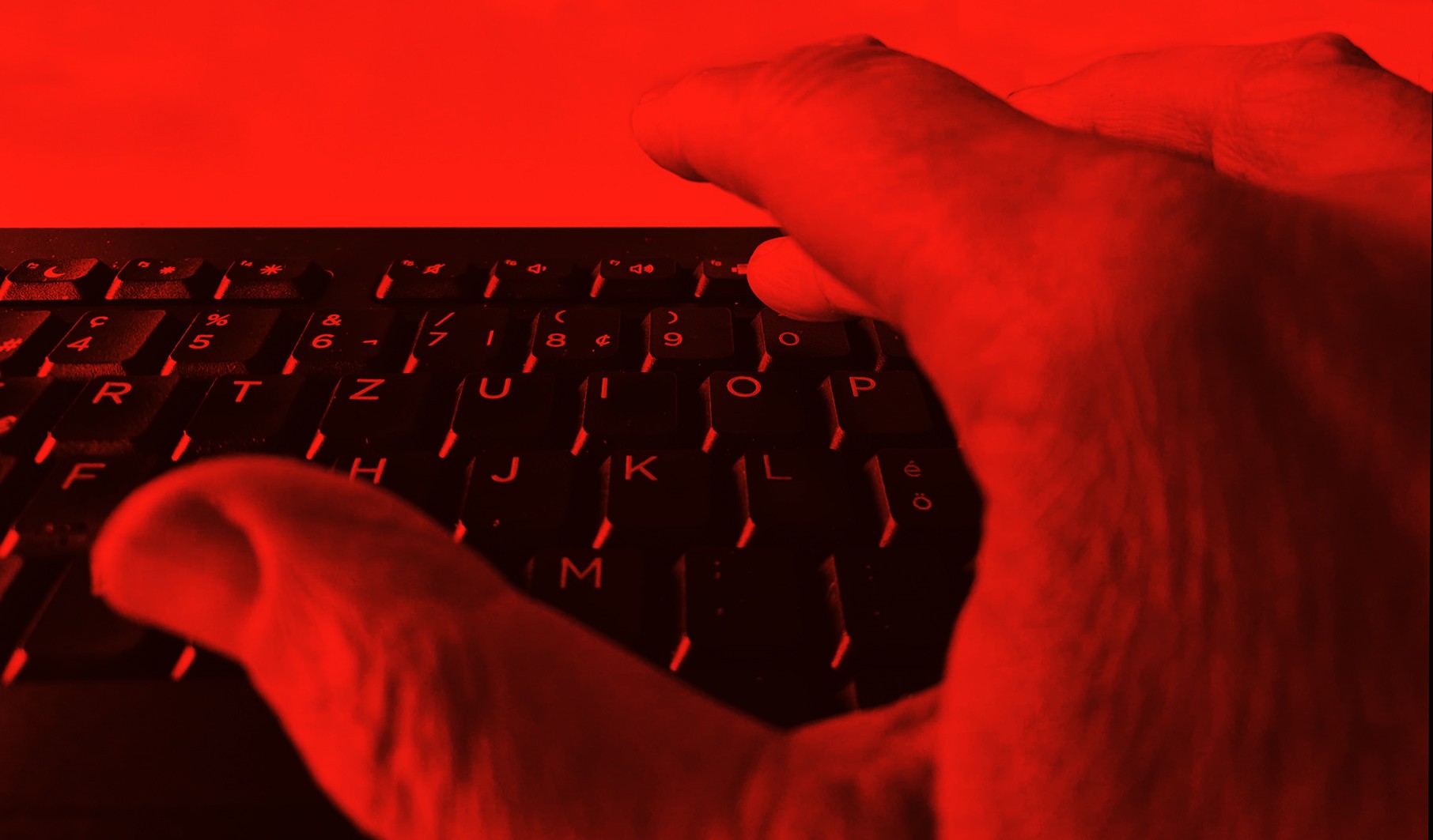 Hand auf Tastatur (Illustration)