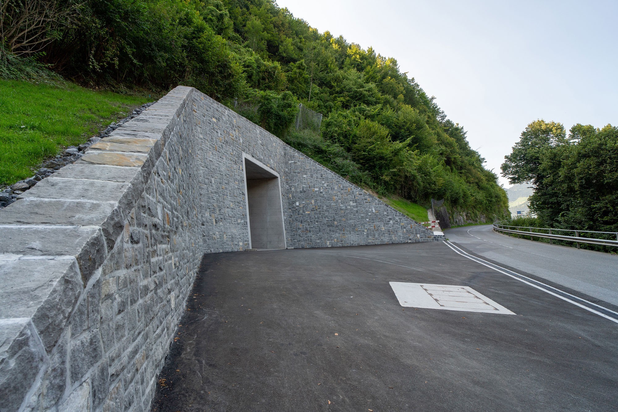 Portal Tiefenwinkel an der Kerenzerbergstrasse