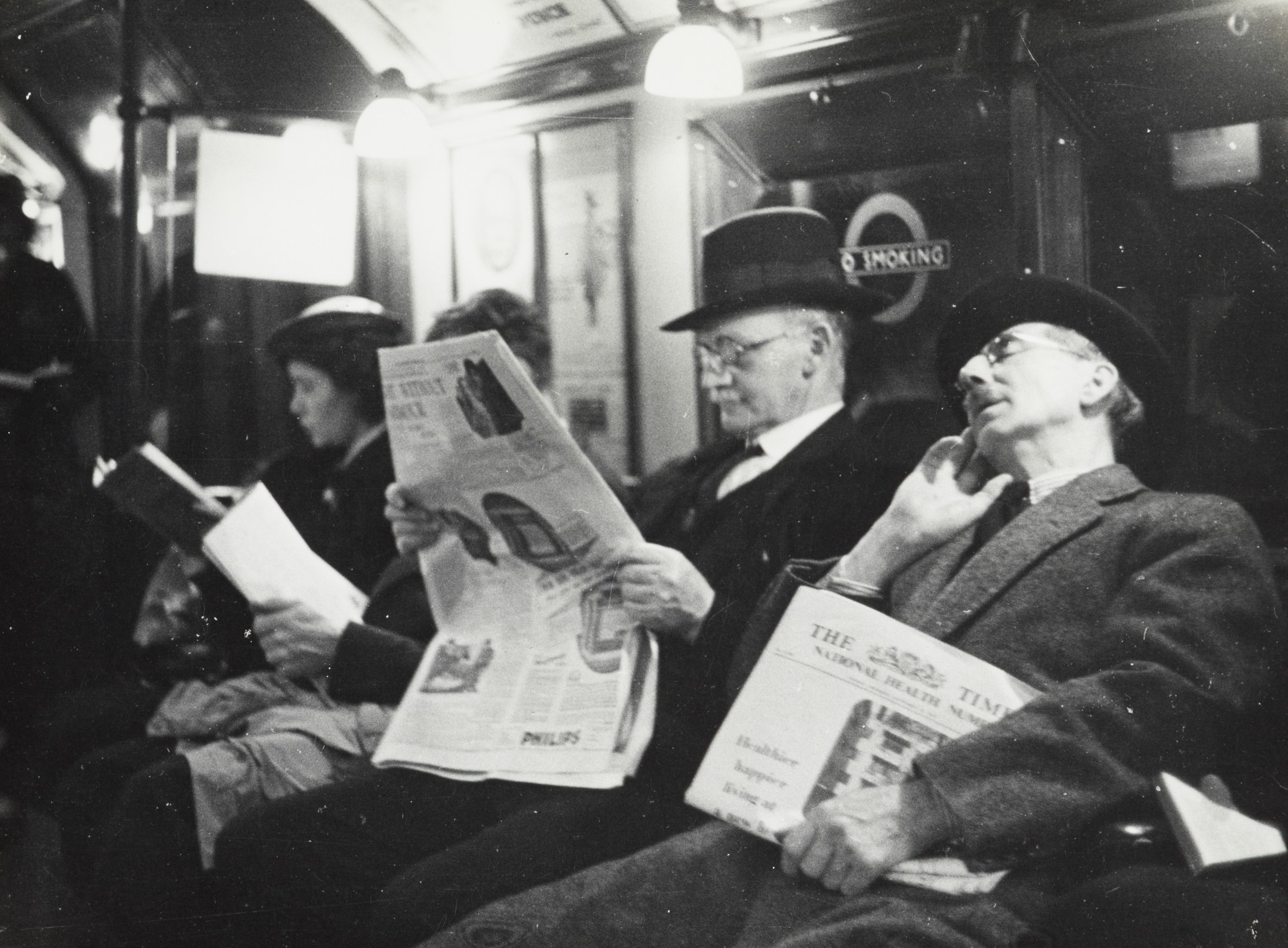 Fahrgäste in der Londoner U-Bahn um 1937