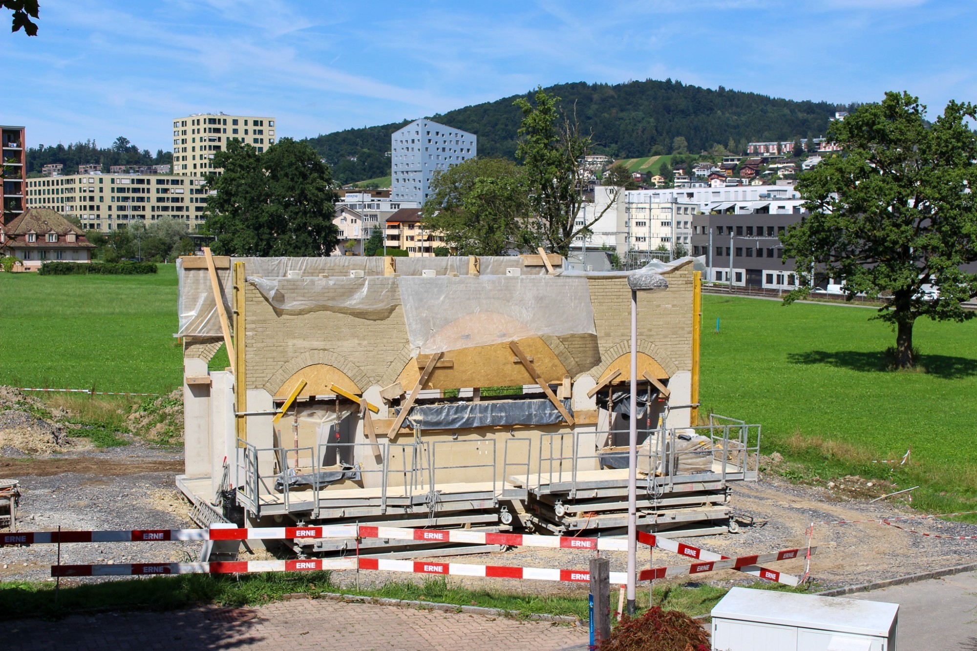 Bau des Lehmpavillons Manal in Horw