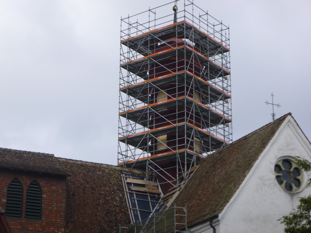 Glockenturm der Klosterkirche Wettingen mit Baugerüst