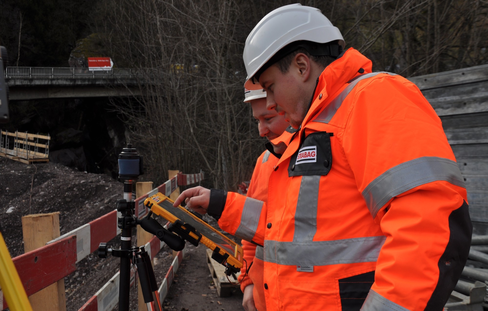Praktische Kaderausbildung auf der Baustelle.