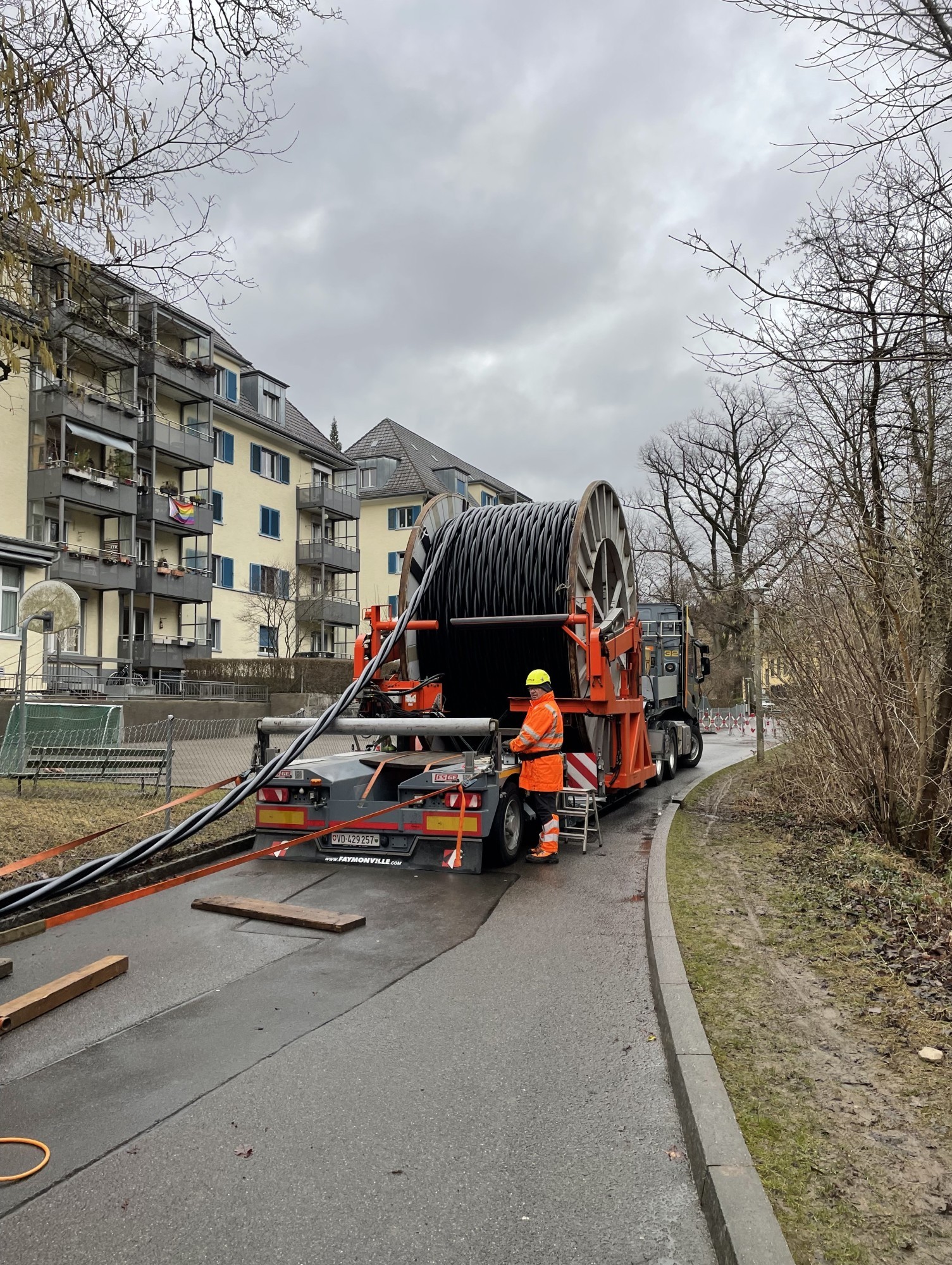 Spülbohrung für Hochspannungsleitung unter dem Seegrund in Zürich: Hochspannungsleitung im Bild