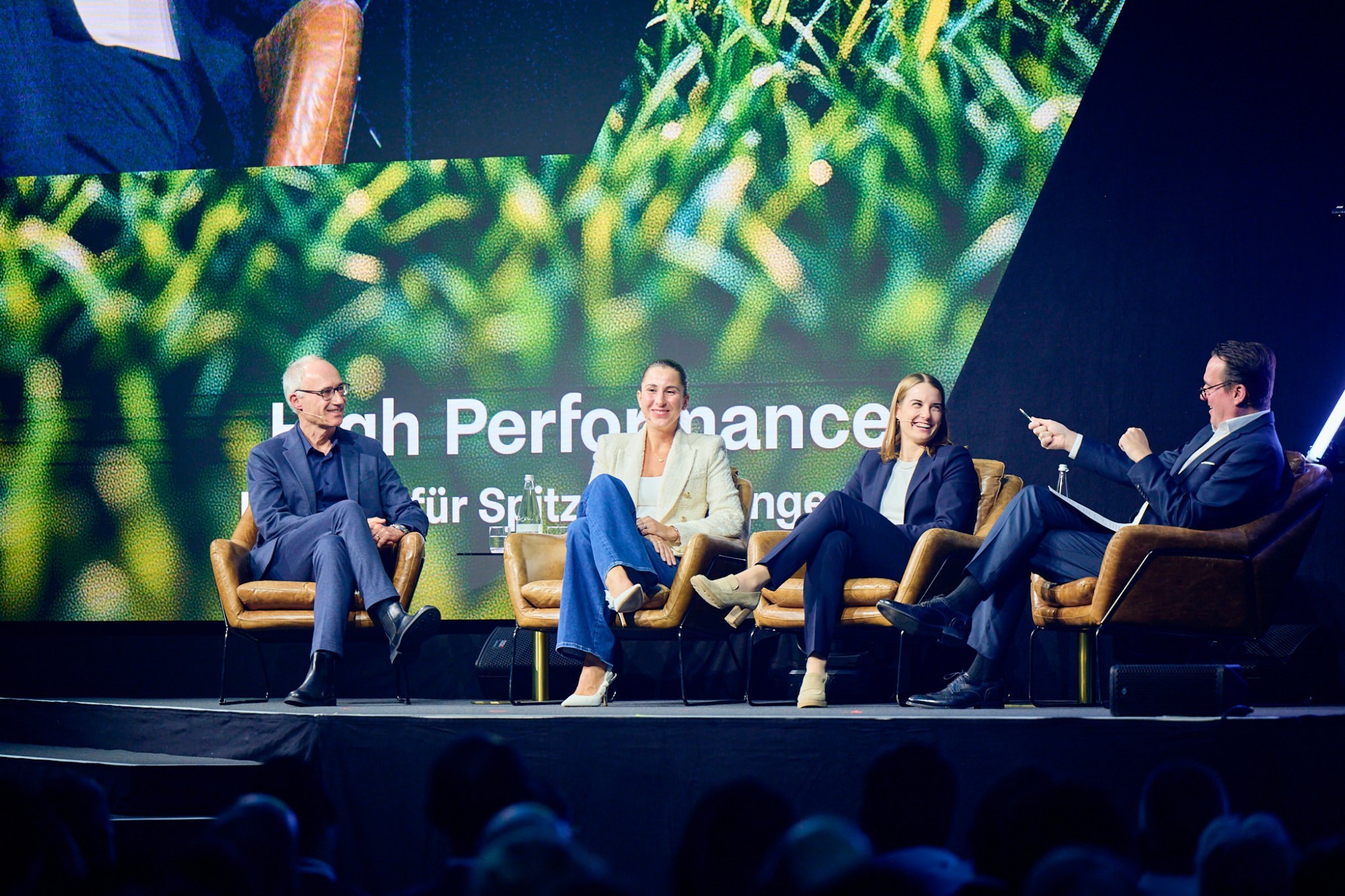 Podiumsdiskussion am Wirtschaftsforum vom November 2025.