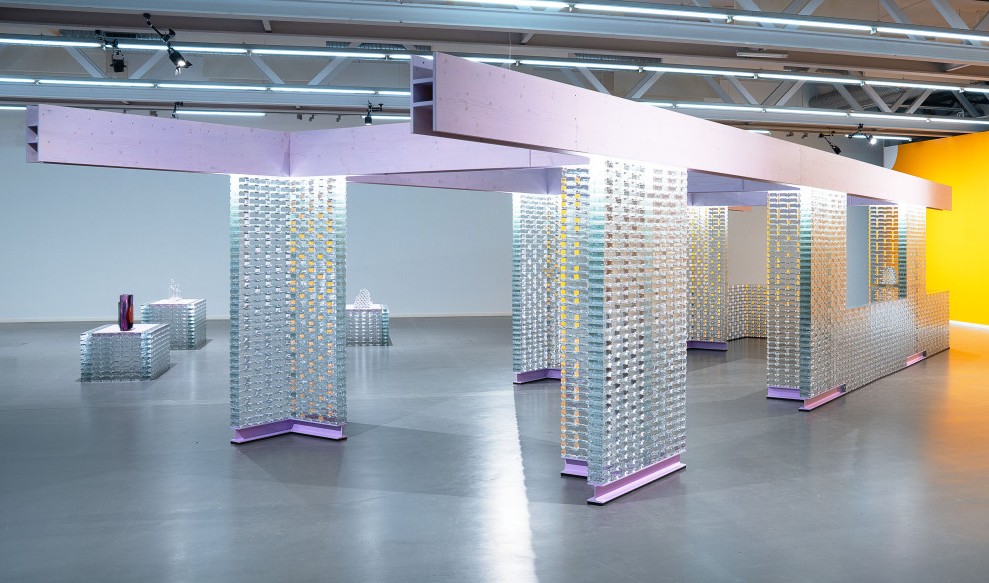 Wände aus stapelbaren Glasbausteinen