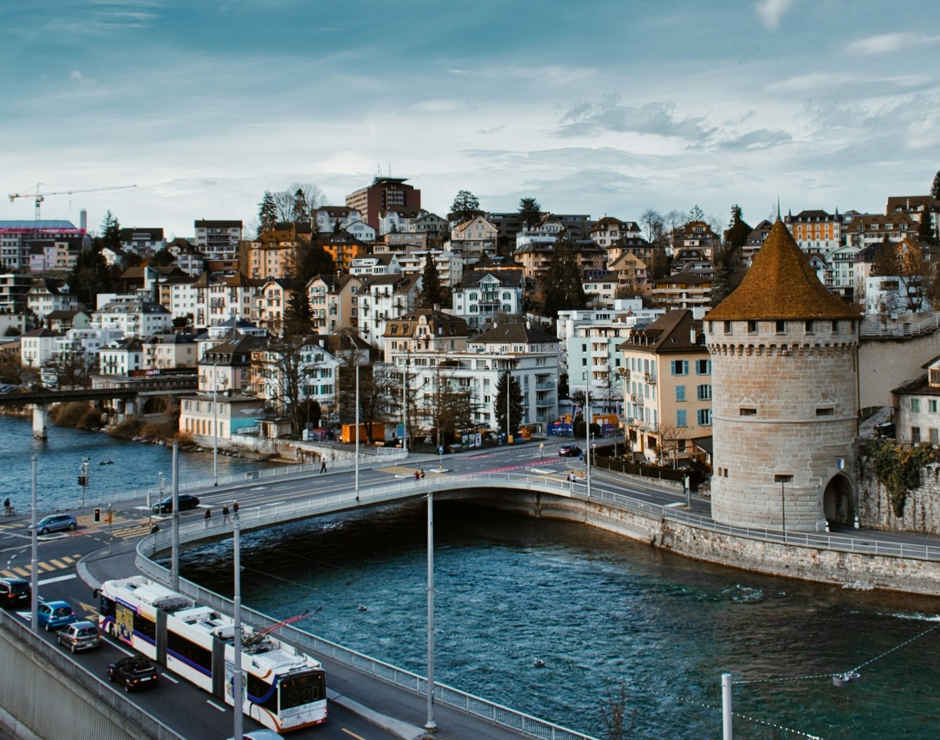 Ein Bus fährt durch Luzern am Reussufer entlang