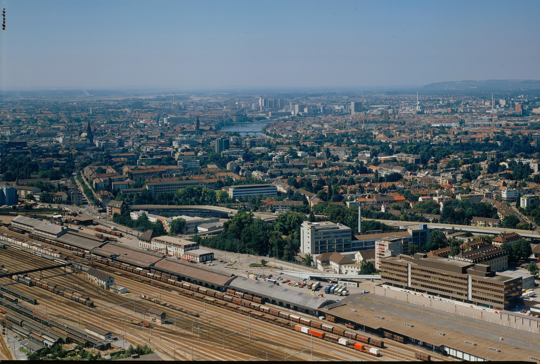 Historische Aufnahme des Basler Güterbahnhofs Wolf, auf dessen Areal nun ein neuer Stadtteil entsteht.