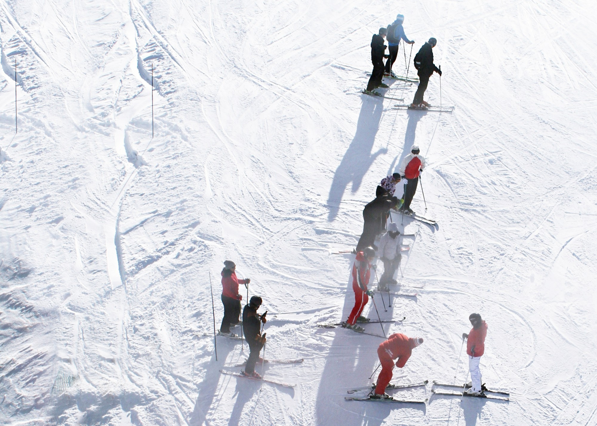 Skifahrer aus der Drohnenperspektive