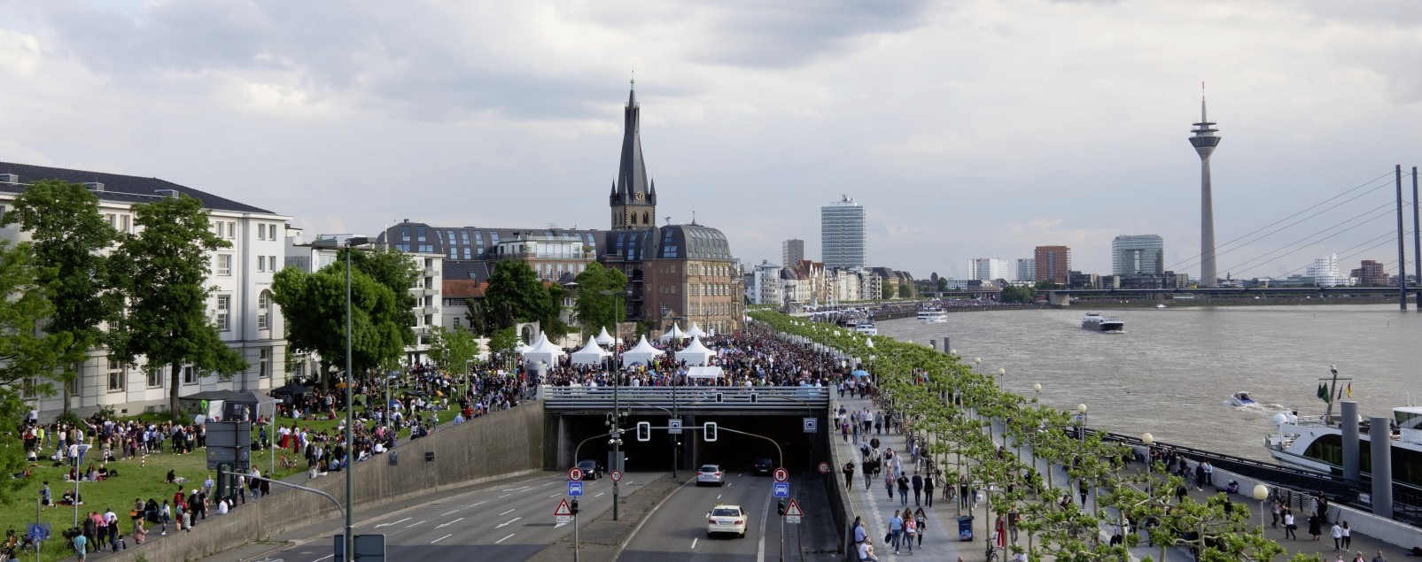 Die Rheinuferpromenade in Düsseldorf (De)