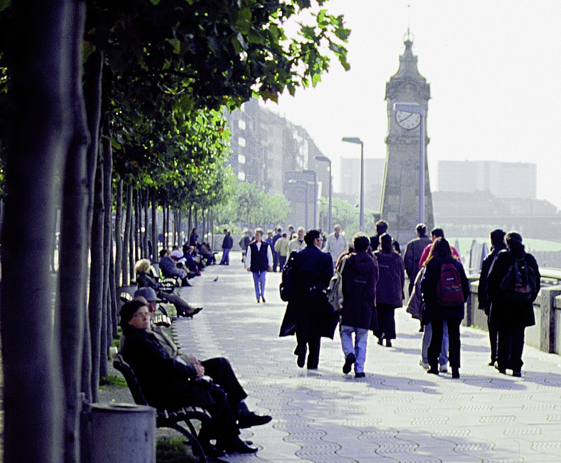 Die Rheinuferpromenade in Düsseldorf (De)
